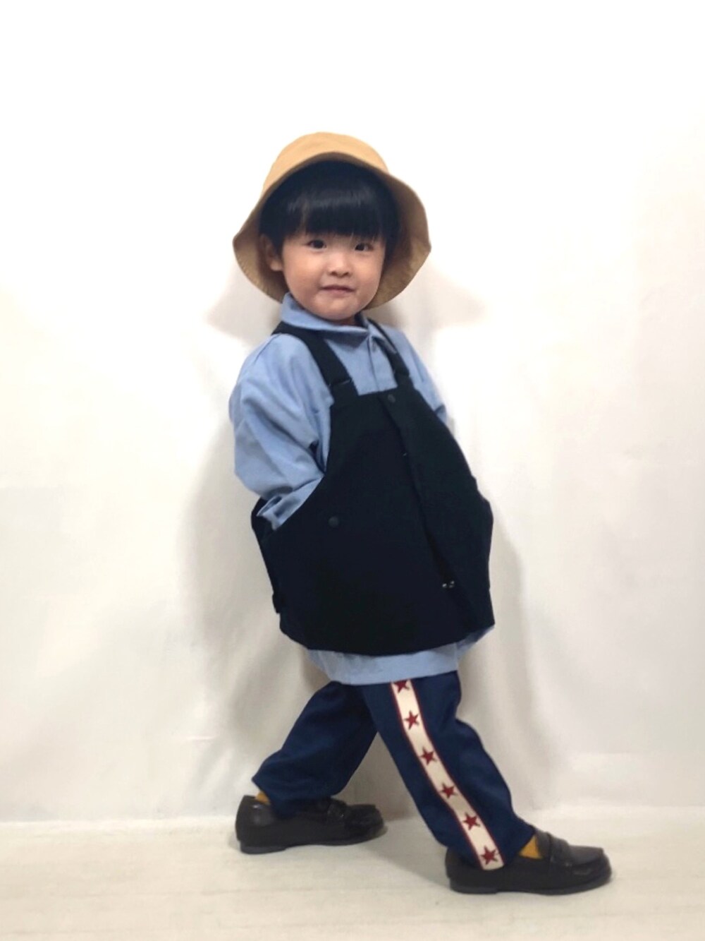 ブラック系のベスト、ブルー系のシャツ/ブラウス、ブルー系のその他パンツを着用したキッズの秋コーディネートの4枚目の写真