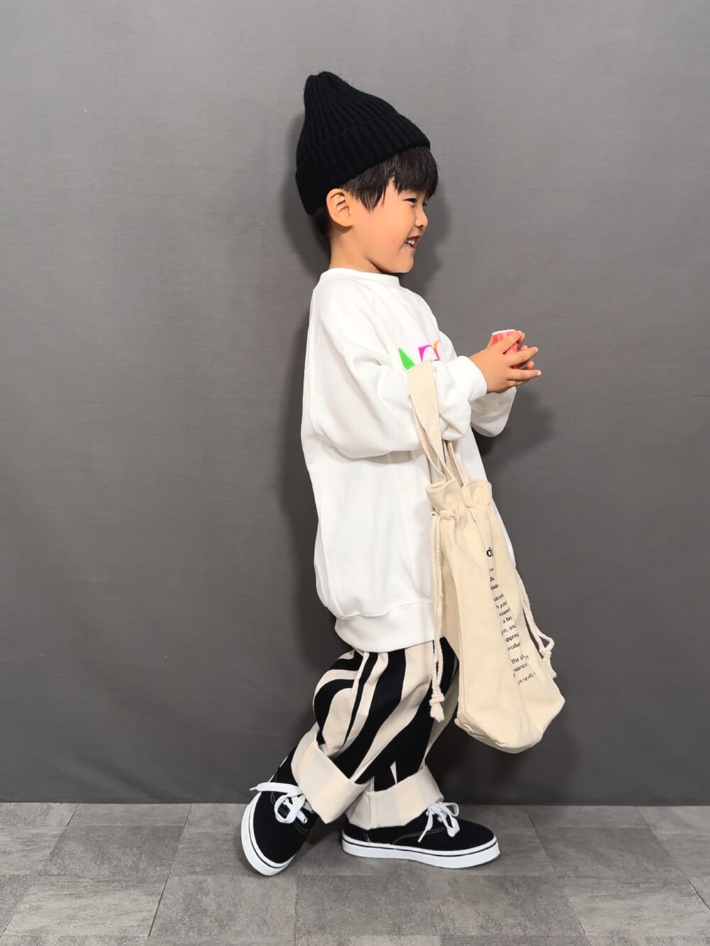 ホワイト系のスウェット、その他のその他パンツ、ブラック系のスニーカーを着用したキッズの秋コーディネートの3枚目の写真