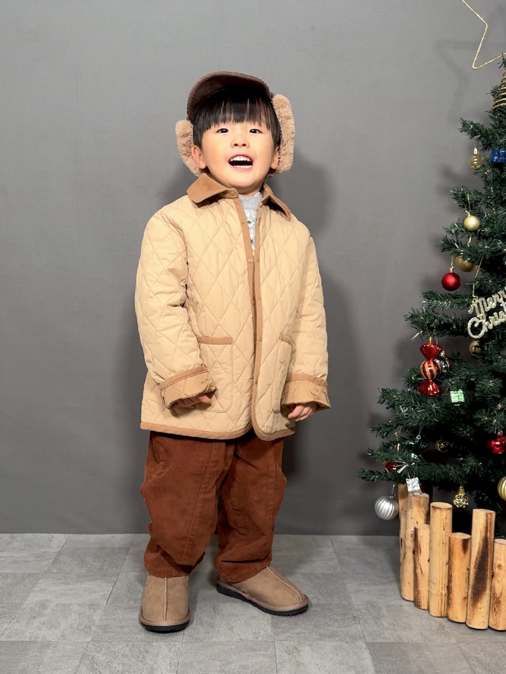「クリスマスに着たい服、マイベストコーデ2024、冬コーデ、キルティング、冬アウター、コーデュロイ、ブラウン、ムートンブーツ、休日スタイル、お出かけコーデ、ニット、タートルネック、レイヤードスタイル、きれいめカジュアル、フライトキャップ」｜「UNIQLOのアイテム（ジャケット/アウター、ベージュ系）」を使った、YU⭐︎さん（キッズ・90cm）の冬コーディネートの2枚目の写真