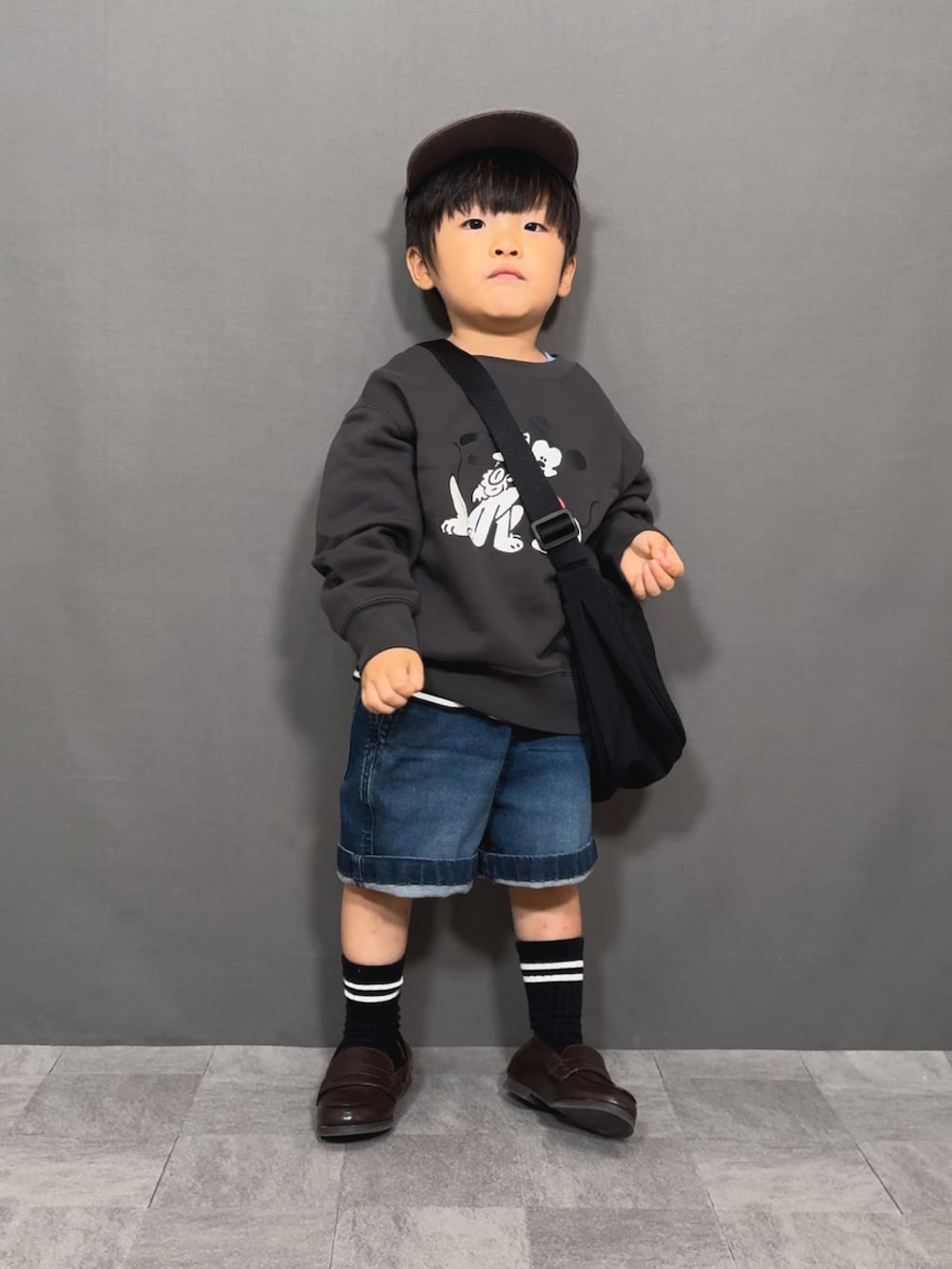 「レイヤードスタイル、お出かけコーデ、プチプラ、ボーダー、秋服準備はじめました、デニム、ハーフパンツ、ショートパンツ、キャップ、ショルダーバッグ、ローファー、UNIQLO、きれいめカジュアル、休日スタイル」｜「UNIQLOのアイテム（スウェット、グレー系）」を使った、YU⭐︎さん（キッズ・90cm）の夏コーディネートの2枚目の写真