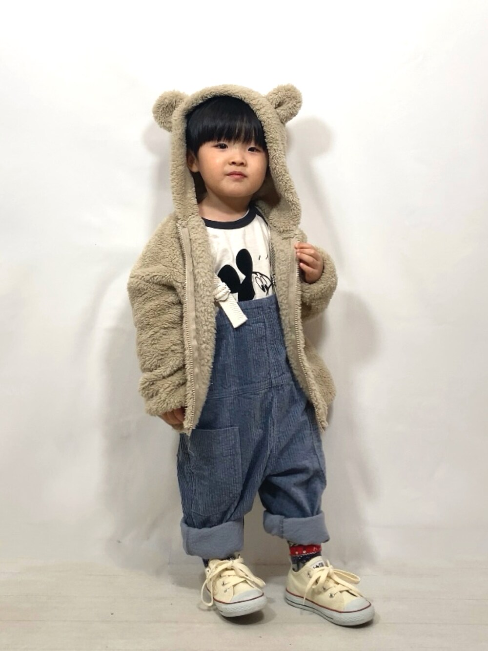 「サロペット、コーデュロイ、パーカー、古着MIX、スニーカー、クリスマスに着たい服、秋冬コーデ、冬コーデ、マイベストコーデ2023、レイヤードスタイル」｜「Disneyの【Disney】ミッキーマウス/ラグランロンT（80～150cm）（Tシャツ/カットソー、グレー系）」を使った、YU⭐︎さん（キッズ・90cm）の冬コーディネートの2枚目の写真