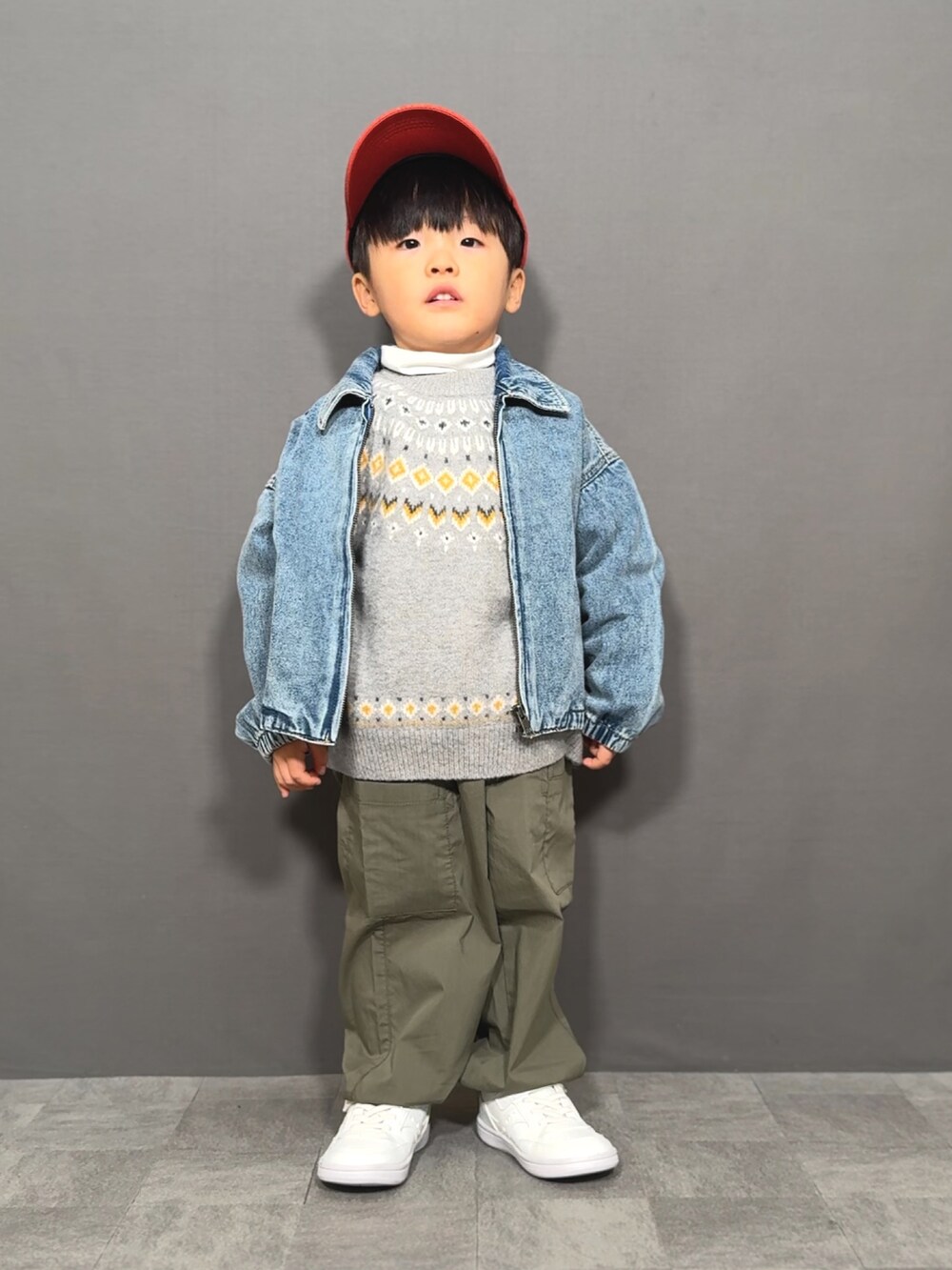 「タートルネック、デニム、ジャケットスタイル、ニット、レイヤードスタイル、カーゴパンツ、スニーカー、キャップ、デートコーデ、淡色コーデ、プチプラ、きれいめカジュアル、お出かけコーデ、デニムジャケット」｜「GUのアイテム（デニムジャケット、ブルー系）」を使った、YU⭐︎さん（キッズ・100cm）の冬コーディネートの3枚目の写真