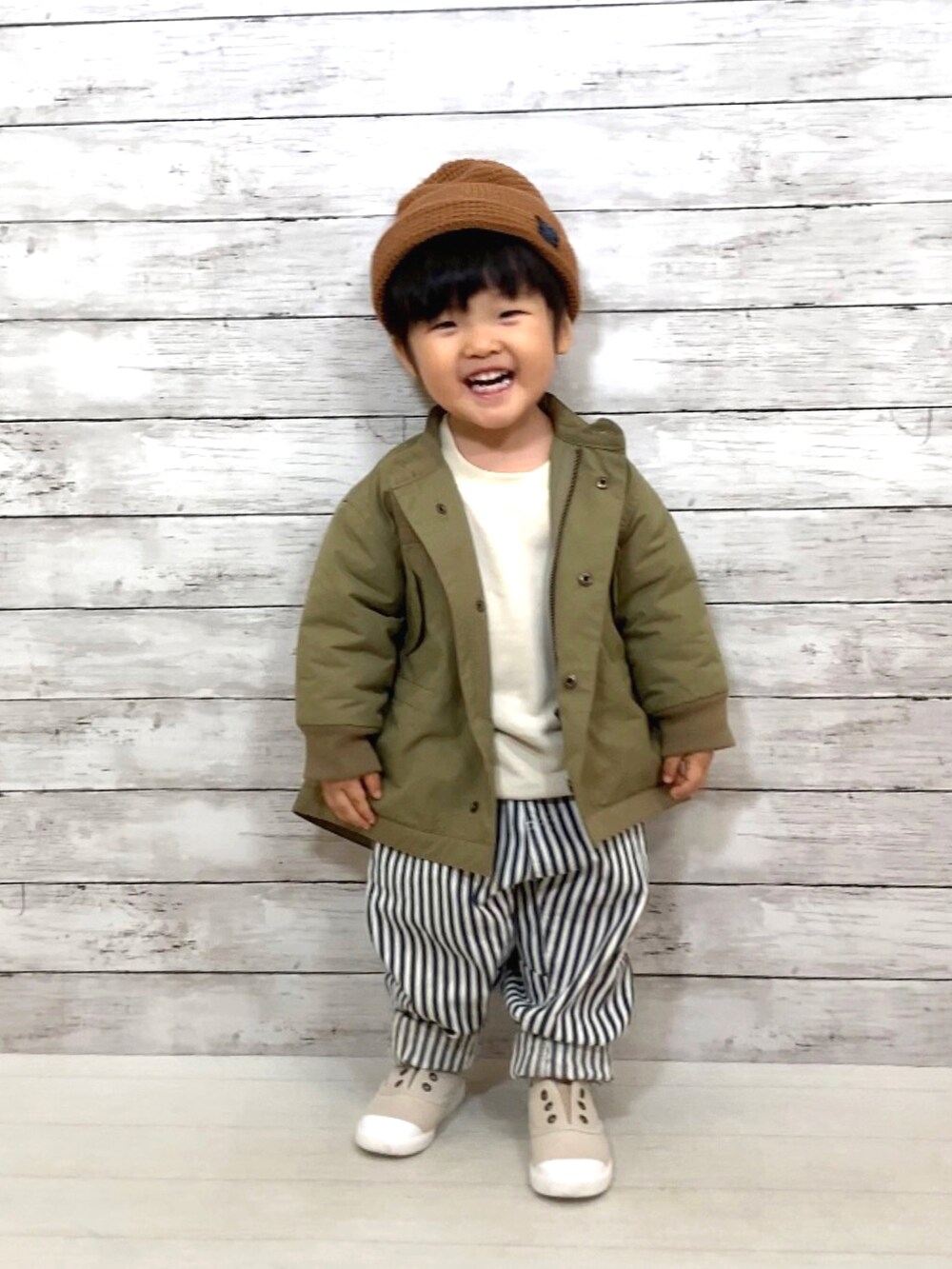 「コート、アウター、シンプルコーデ、ニット帽、スリッポン、スウェット、プチプラ、ワントーンコーデ、韓国子供服、モッズコート、カーキ、秋冬コーデ」｜「MAKE YOUR DAYのM-65モッズコート■80～140cm（ダウンジャケット/コート、ベージュ系）」を使った、YU⭐︎さん（キッズ・80cm）の秋コーディネートの2枚目の写真