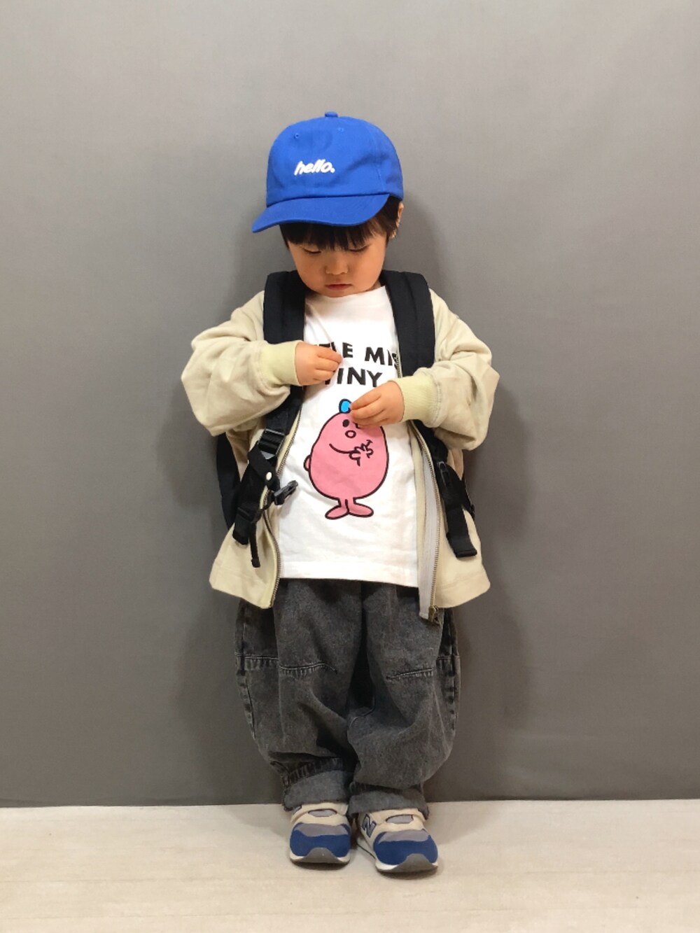 ベージュ系のカーディガン/ボレロ、ピンク系のTシャツ/カットソー、ブラック系のデニムパンツを着用したキッズの冬コーディネートの3枚目の写真