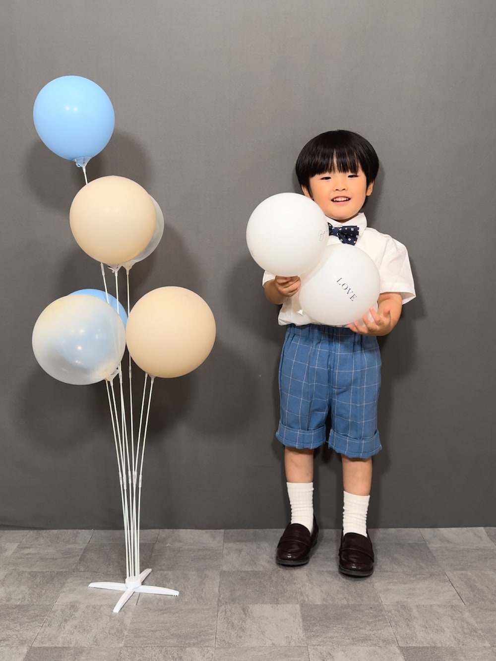 「セットアップ、チェック、シャツスタイル、オケージョン、ローファー、誕生日、ハーフパンツ」｜「DAY CLOSETのキッズスーツ 半袖シャツ+サスペンダー+ネクタイ+チェック柄パンツ シャツ 4点セット（セットアップ、ブルー系）」を使った、YU⭐︎さん（キッズ・90cm）の夏コーディネートの4枚目の写真