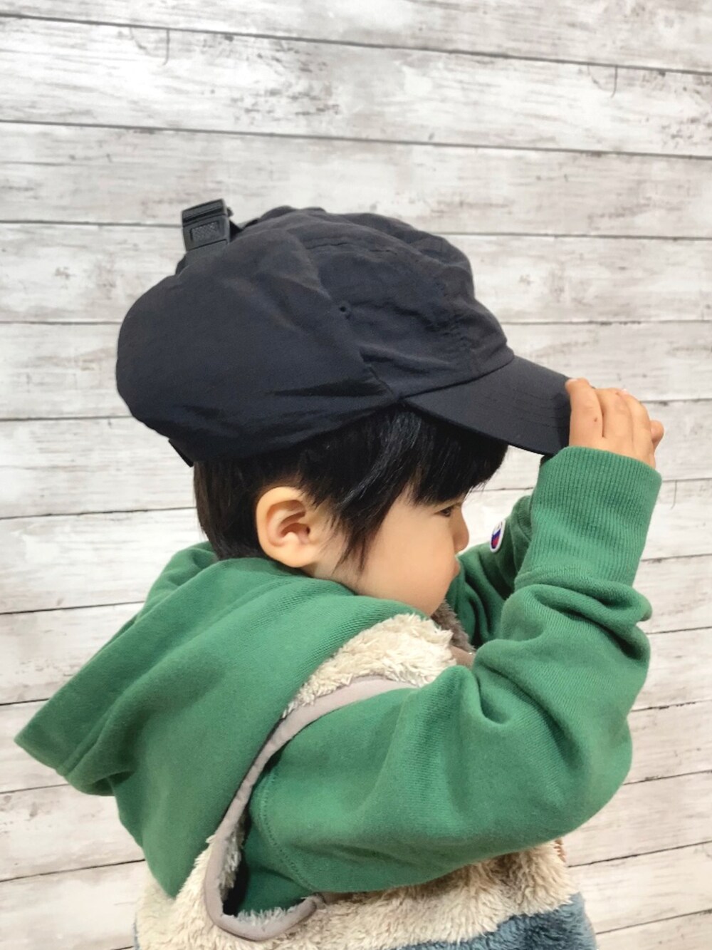 その他のベスト、グリーン系のパーカー、グレー系のその他パンツを着用したキッズの秋コーディネートの3枚目の写真