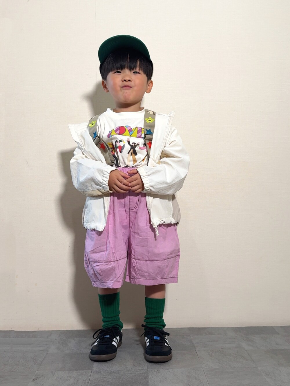 「春めき満開コーデ、サスペンダー、ハーフパンツ、春色、春アウター、春コーデ、スニーカー、キャップ、ジャケット、デートコーデ、お出かけコーデ、休日スタイル、淡色コーデ、スポーツミックス」｜「MARKEY'Sの【The Beatles】別注イラストTシャツ（Tシャツ/カットソー、ホワイト系）」を使った、YU⭐︎さん（キッズ・100cm）の春コーディネートの2枚目の写真