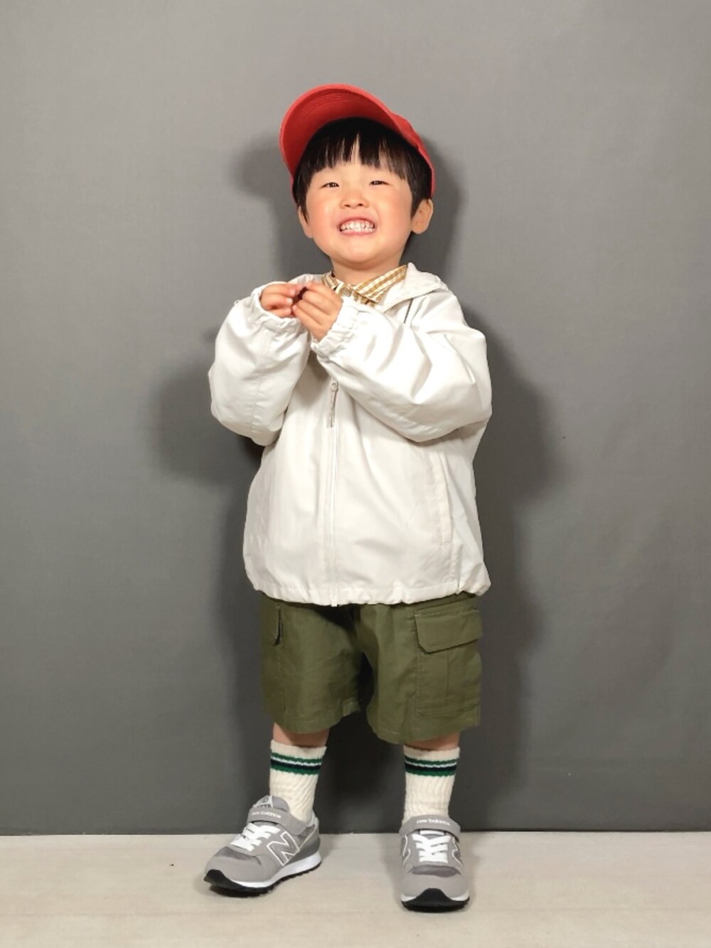 ホワイト系のジャケット/アウター、イエロー系のシャツ/ブラウス、グリーン系のカーゴパンツを着用したキッズの春コーディネートの4枚目の写真