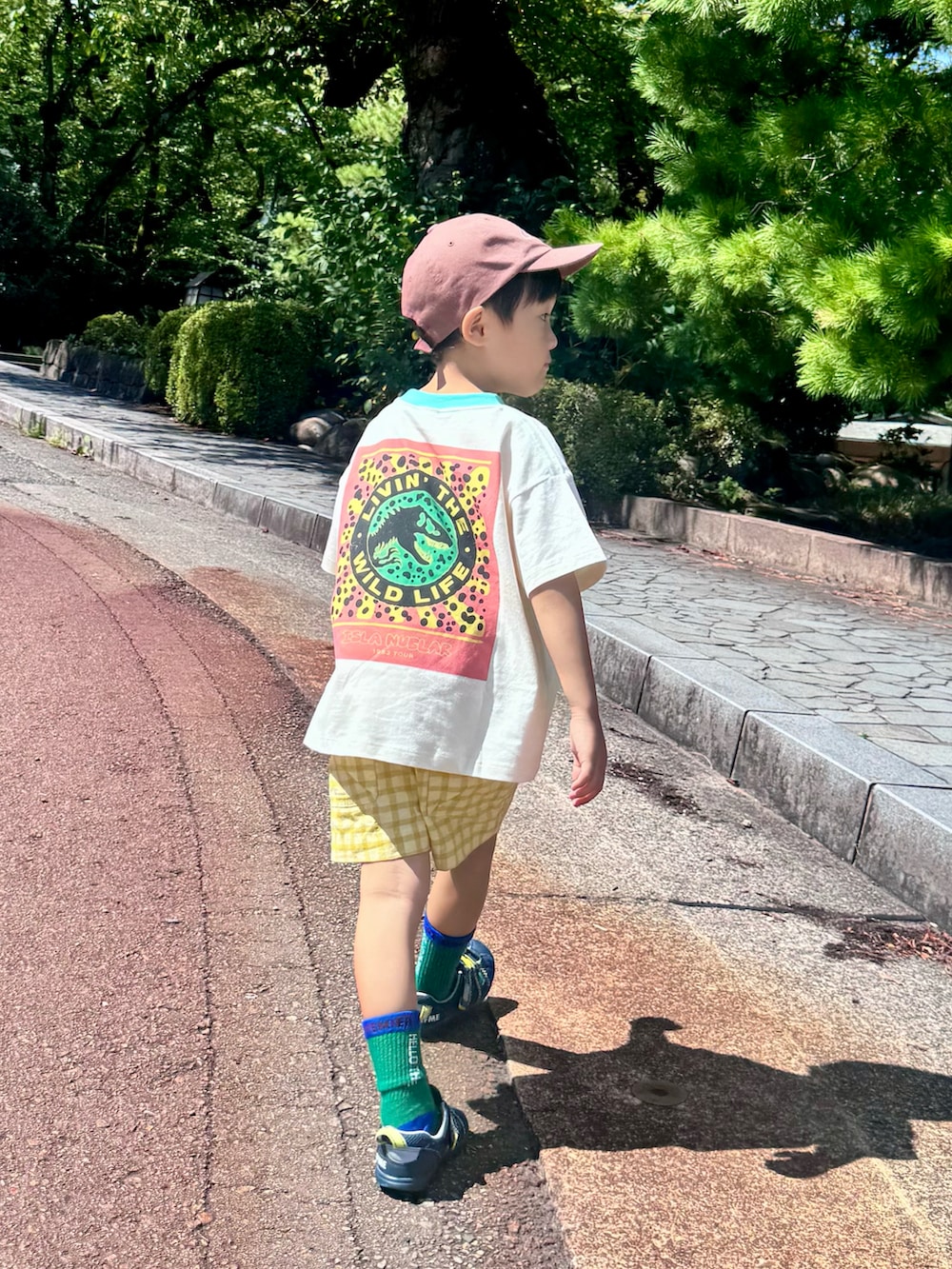 ホワイト系のTシャツ/カットソー、イエロー系のその他パンツ、ブルー系のサンダルを着用したキッズの夏コーディネートの5枚目の写真