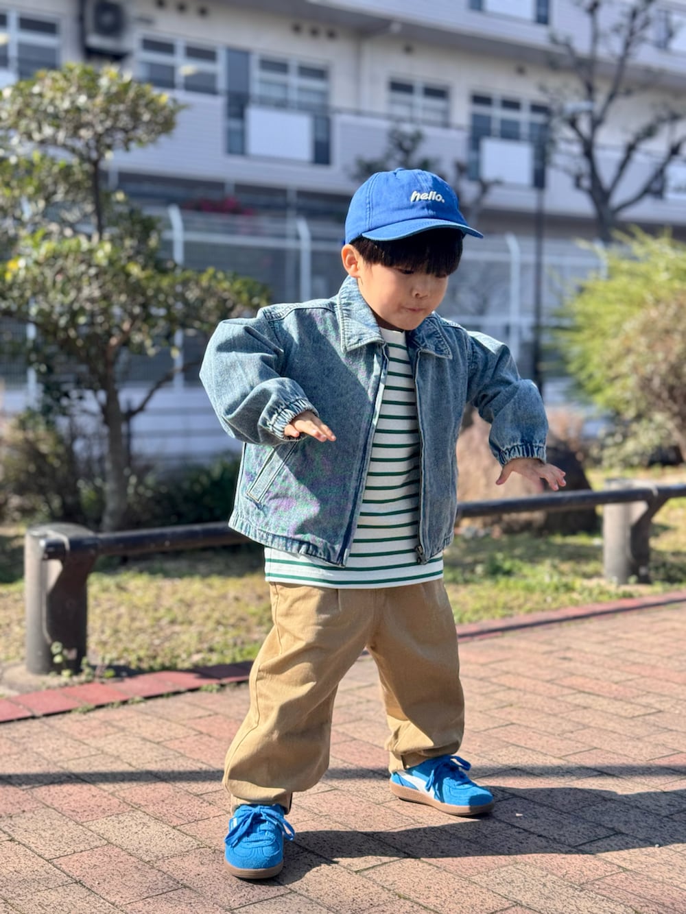 「春めき満開コーデ、ジャケット、デニムジャケット、春アウター、スポーツミックス、春コーデ、スニーカー、キャップ、ワイドパンツ、ロンT、デニム、春色、レイヤードスタイル、休日スタイル、ボーダー」｜「GUのアイテム（デニムジャケット、ブルー系）」を使った、YU⭐︎さん（キッズ・100cm）の春コーディネートの2枚目の写真