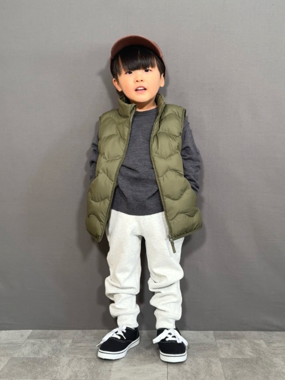 「レイヤードスタイル、冬コーデ、ベスト、ダウンベスト、スウェットパンツ、スニーカー、キャップ、韓国子供服、ニット、プチプラ、お出かけコーデ、休日スタイル、きれいめカジュアル、キルティング」｜「UNIQLOのアイテム（ベスト、グリーン系）」を使った、YU⭐︎さん（キッズ・100cm）の冬コーディネートの4枚目の写真