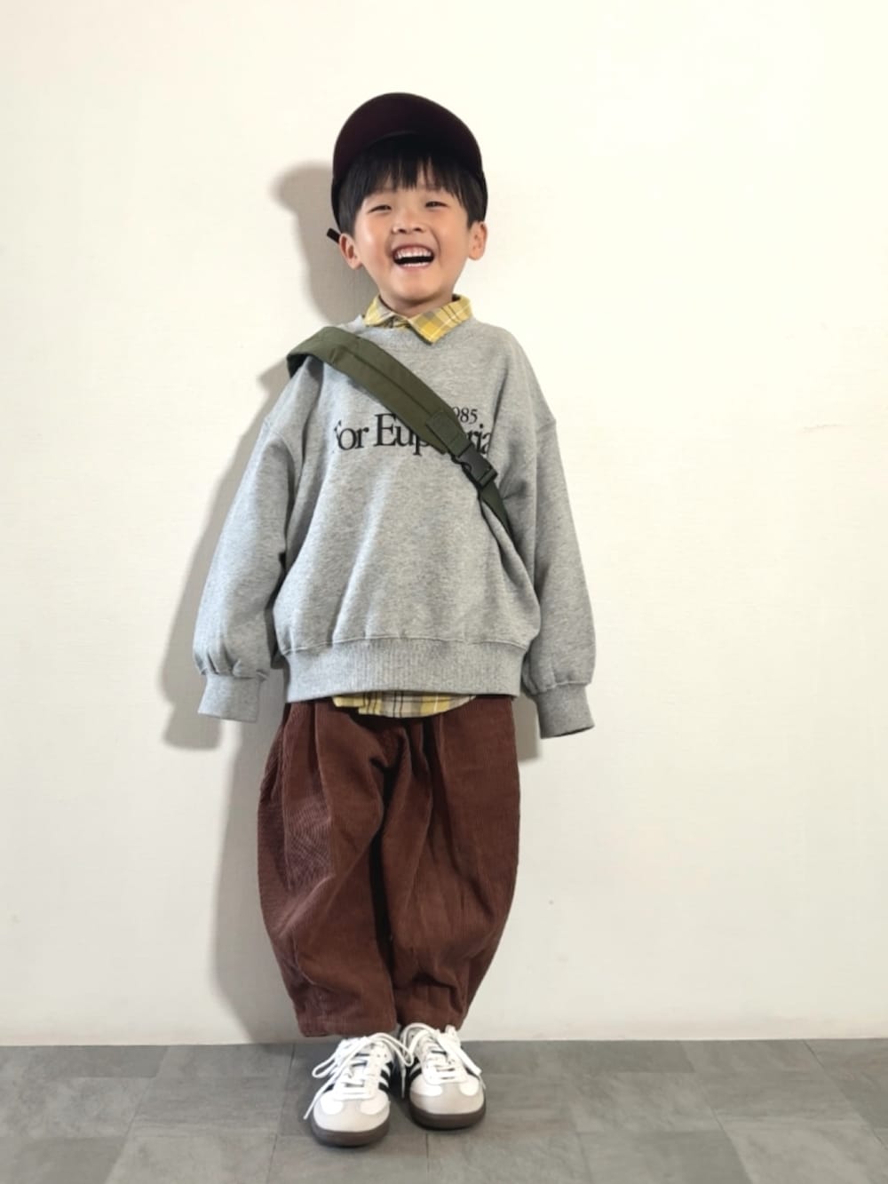 グレー系のスウェット、ブラウン系のその他パンツ、イエロー系のシャツ/ブラウスを着用したキッズの秋コーディネートの3枚目の写真