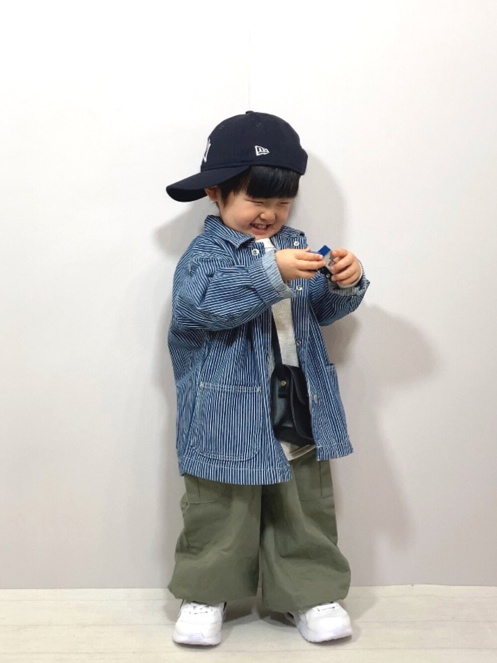 ブルー系のジャケット/アウター、ホワイト系のTシャツ/カットソー、グリーン系のカーゴパンツを着用したキッズの春コーディネートの2枚目の写真