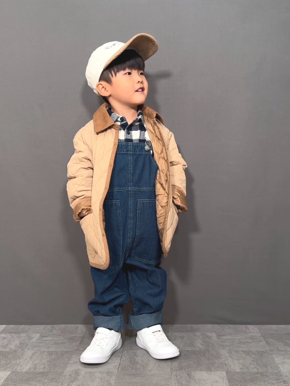 「クリスマスに着たい服、冬コーデ、キルティング、デニム、サロペット、スニーカー、キャップ、チェック、レイヤードスタイル、プチプラ、コーデュロイ、冬アウター、マイベストコーデ2024、きれいめカジュアル、休日スタイル」｜「UNIQLOのアイテム（ジャケット/アウター、ベージュ系）」を使った、YU⭐︎さん（キッズ・90cm）の冬コーディネートの5枚目の写真