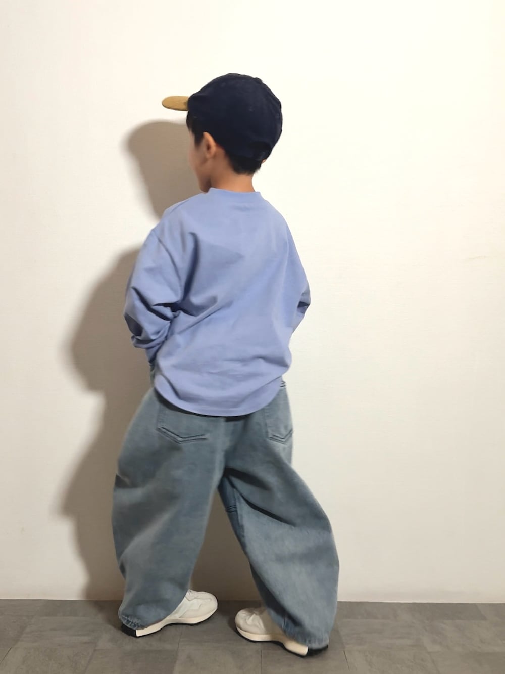 パープル系のTシャツ/カットソー、ホワイト系のスニーカー、ブルー系のデニムパンツを着用したキッズの夏コーディネートの3枚目の写真