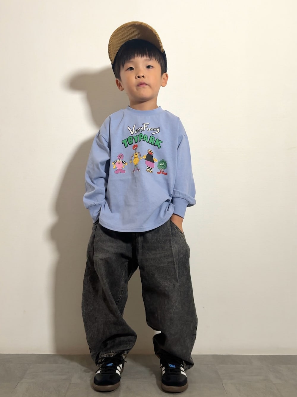 ブラック系のスニーカー、パープル系のTシャツ/カットソー、ブラック系のその他パンツを着用したキッズの夏コーディネートの2枚目の写真