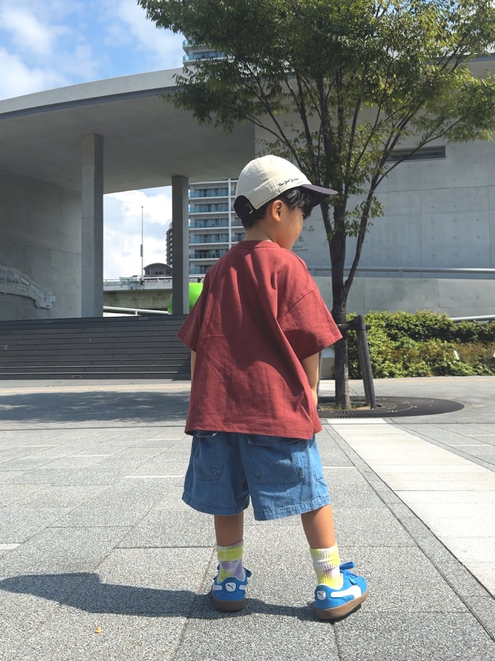 ブルー系のその他パンツ、ブルー系のスニーカー、ブラウン系のTシャツ/カットソーを着用したキッズの夏コーディネートの3枚目の写真