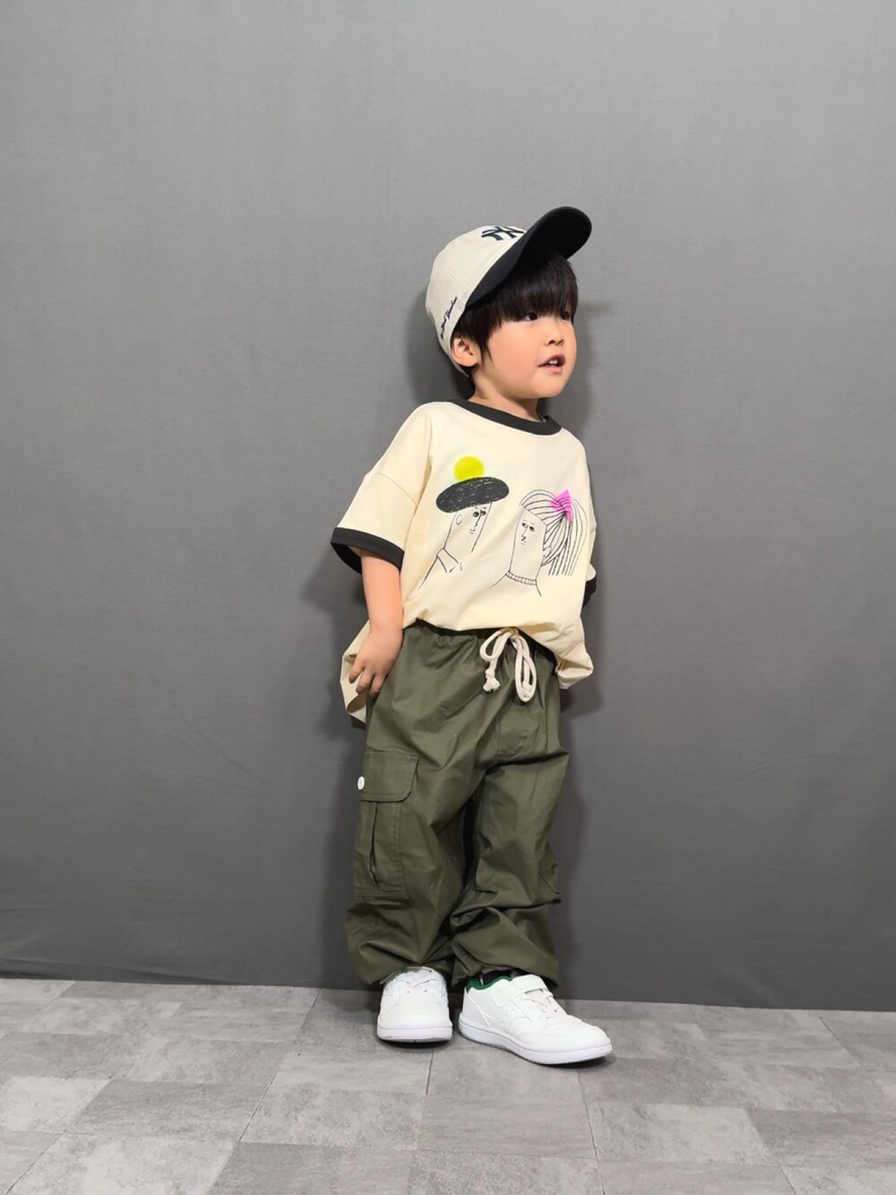 ホワイト系のTシャツ/カットソー、グリーン系のカーゴパンツ、ベージュ系のショルダーバッグを着用したキッズの夏コーディネートの4枚目の写真