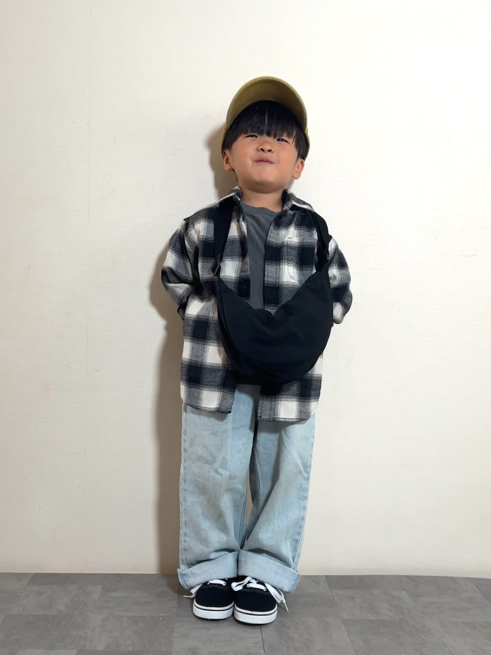 ブラック系のスニーカー、ブラック系のスウェット、ブラック系のシャツ/ブラウスを着用したキッズの秋コーディネートの4枚目の写真