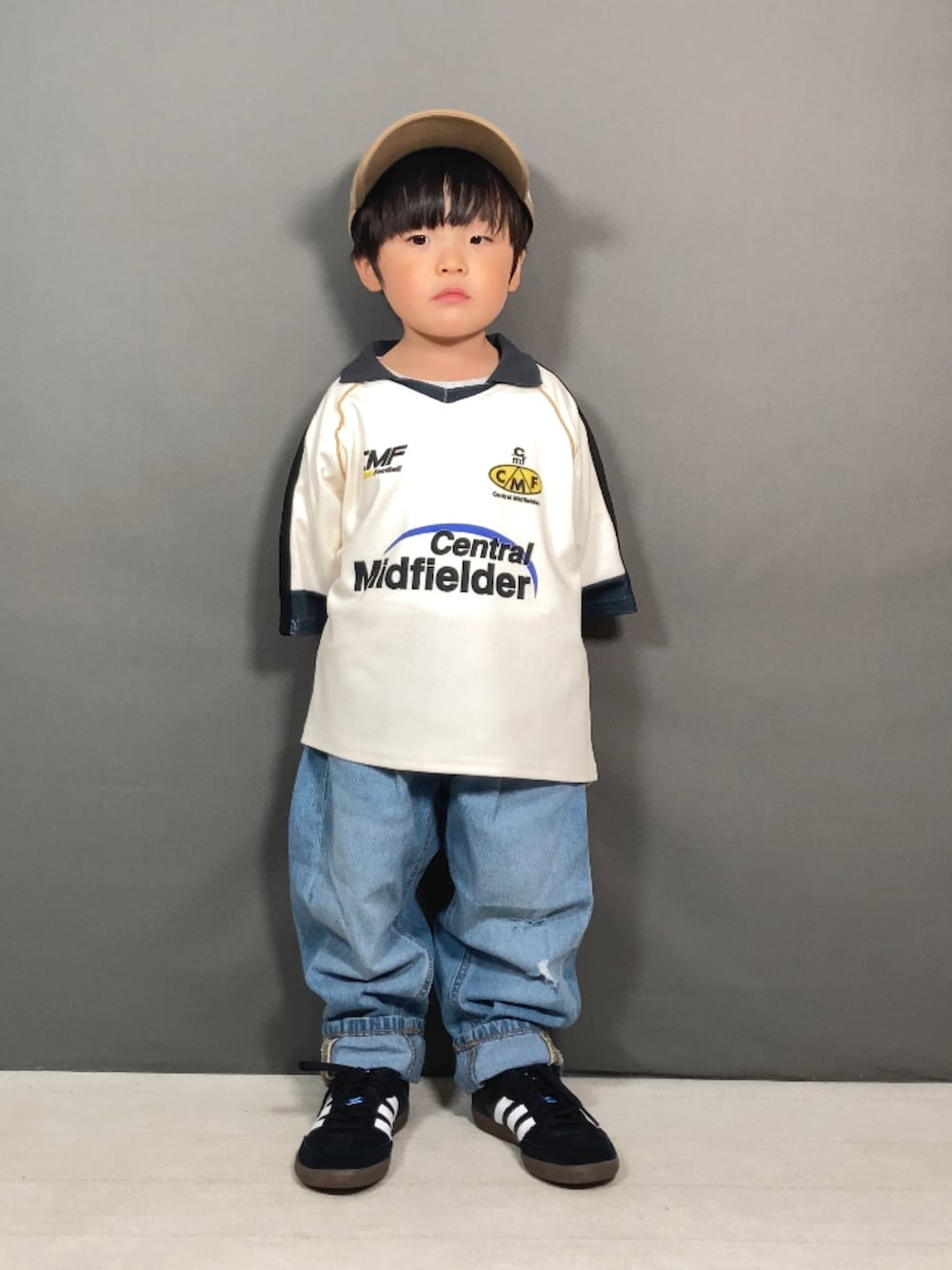 ホワイト系のTシャツ/カットソー、ブルー系のデニムパンツ、ブラック系のスニーカーを着用したキッズの春コーディネートの3枚目の写真