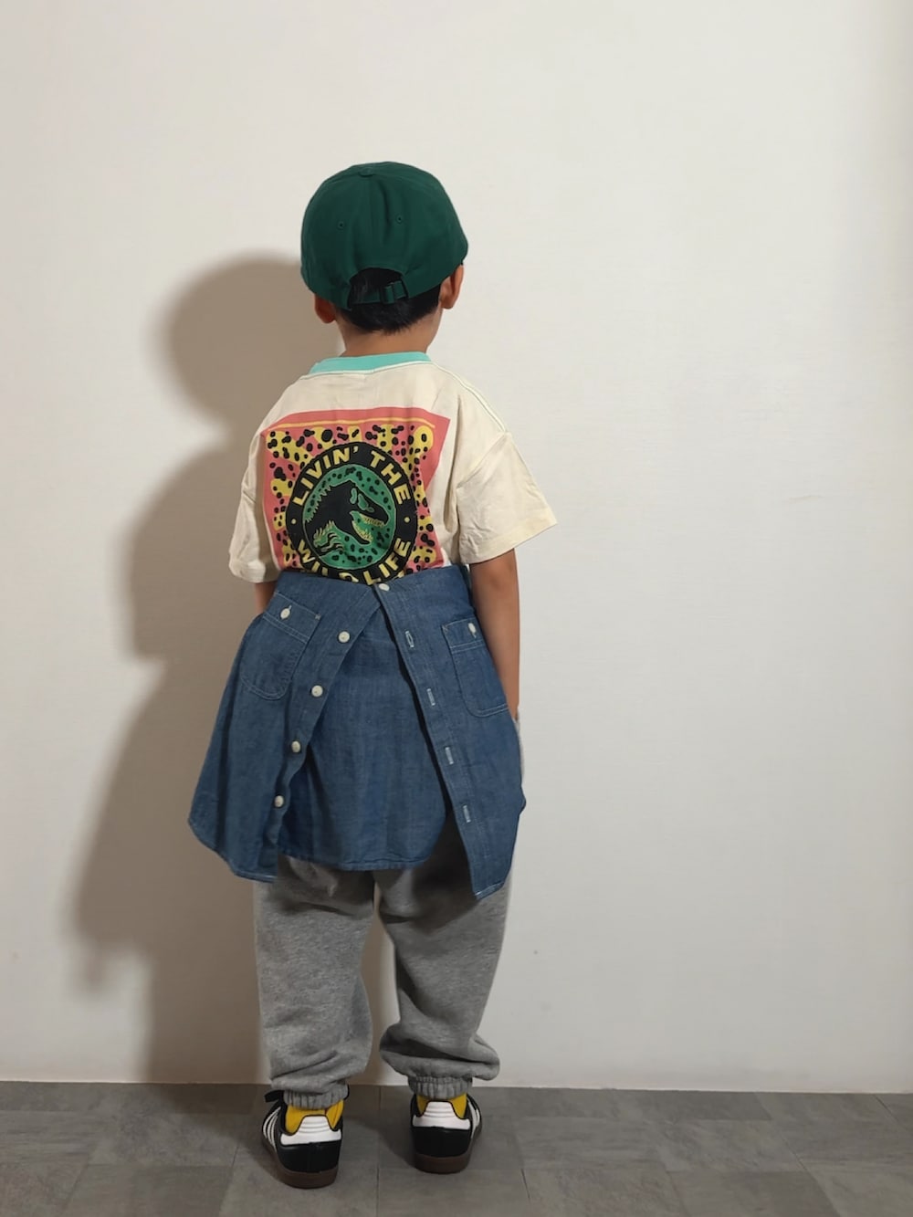 グレー系のスウェットパンツ、ブラック系のスニーカー、ホワイト系のTシャツ/カットソーを着用したキッズの秋コーディネートの3枚目の写真