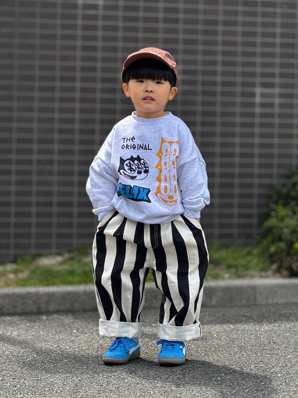 グレー系のスウェット、その他のその他パンツ、ブルー系のスニーカーを着用したキッズの春コーディネートの2枚目の写真