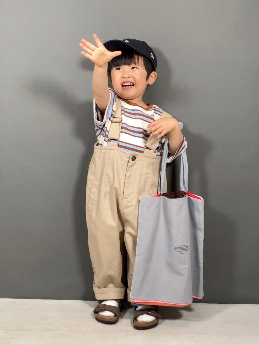 「韓国子供服、サロペット、淡色コーデ、トートバッグ、キャップ、サンダル、お出かけコーデ、休日スタイル、春コーデ、カジュアルコーデ、スポーツミックス、レイヤードスタイル、ボーダー」｜「韓国子供服のアイテム（Tシャツ/カットソー、ベージュ系）」を使った、YU⭐︎さん（キッズ・90cm）の春コーディネートの4枚目の写真