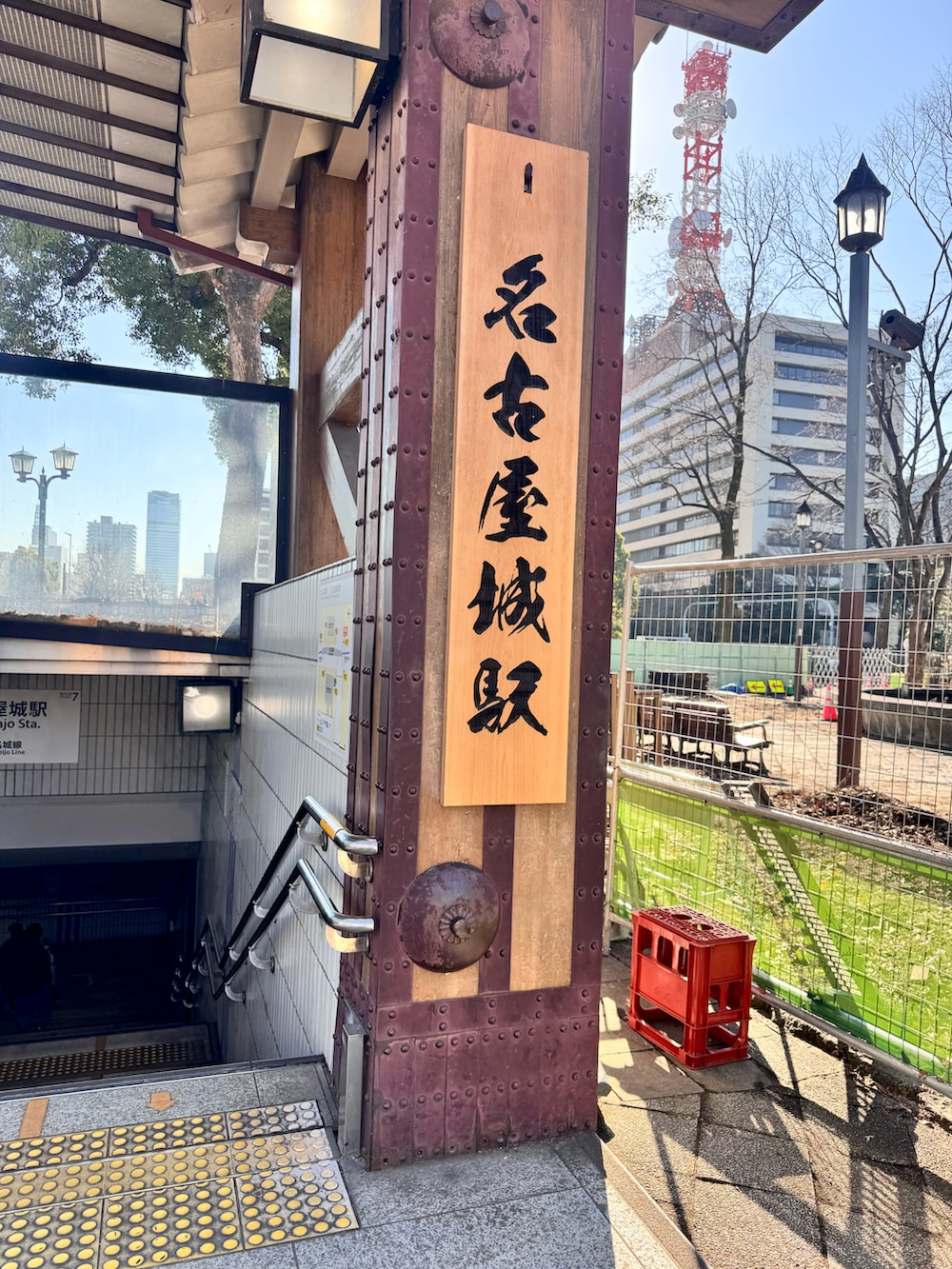 グレー系のスウェット、ブルー系のシャツ/ブラウス、ブラック系のデニムパンツを着用したキッズの冬コーディネートの4枚目の写真