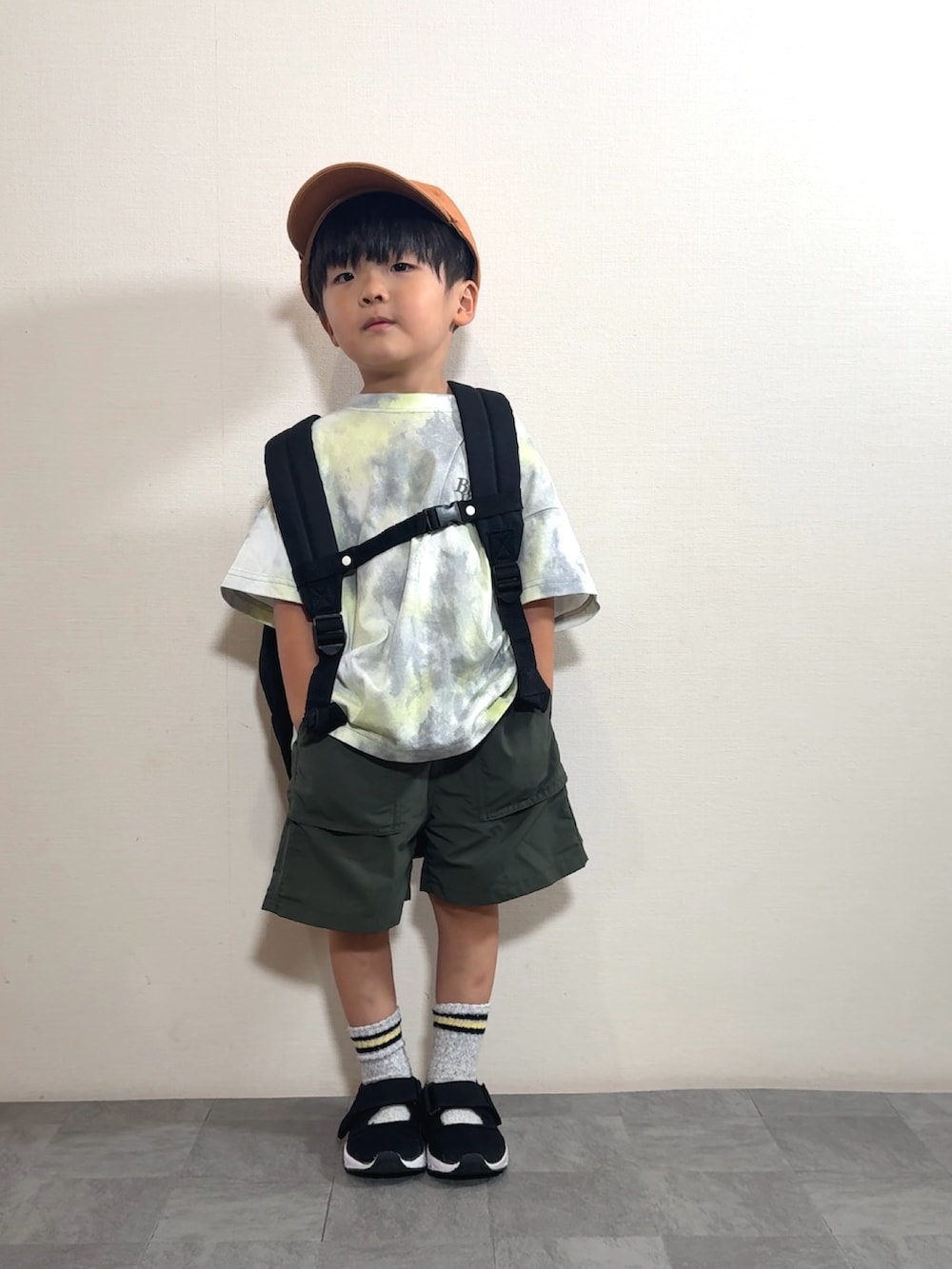 ブラック系のサンダル、ブラック系のバックパック/リュック、グレー系のTシャツ/カットソーを着用したキッズの夏コーディネートの3枚目の写真