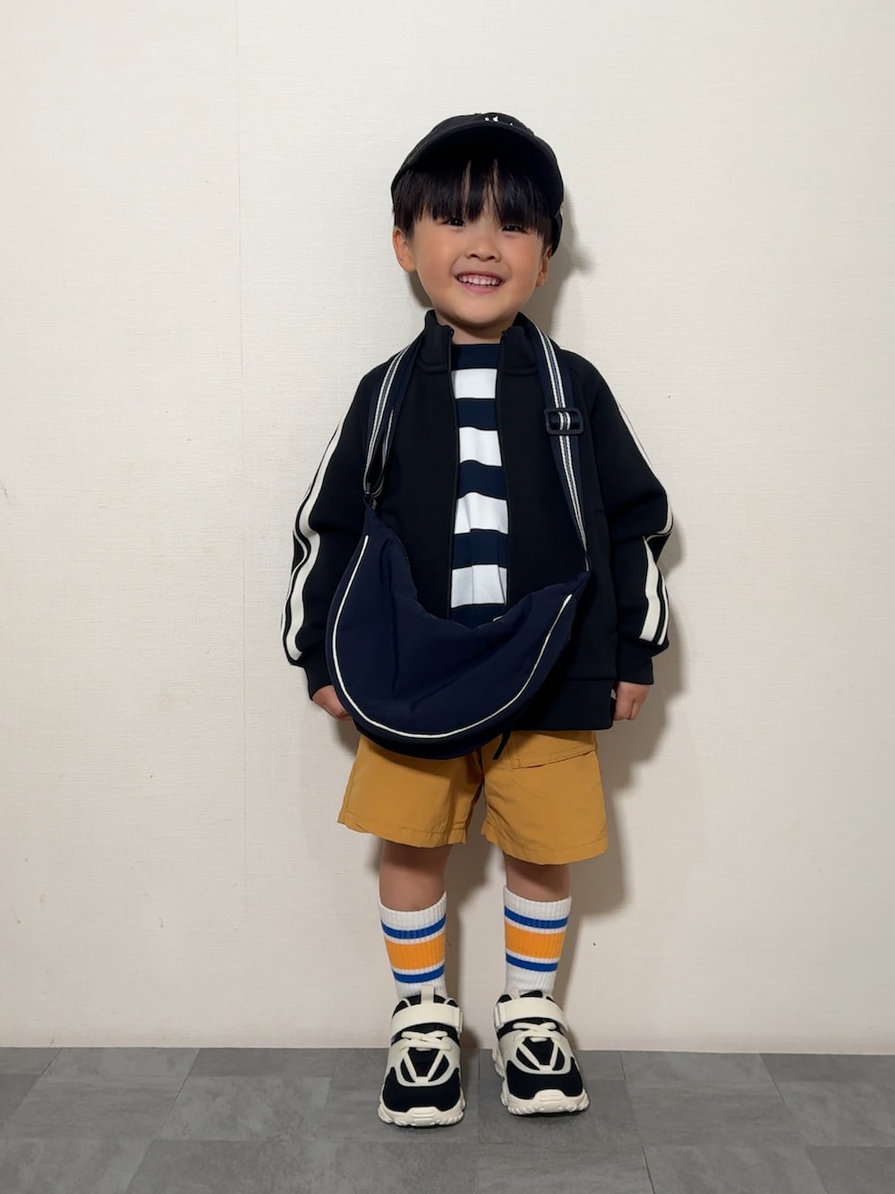 「ショルダーバッグ、ハーフパンツ、ボーダー、トラックジャケット、スポーツミックス、キャップ、スニーカー、春コーデ、休日スタイル、お出かけコーデ、デートコーデ、春アウター、春色、ジャケット、アウトドアスタイル」｜「UNIQLOのアイテム（ジャケット/アウター、ブラック系）」を使った、YU⭐︎さん（キッズ・100cm）の春コーディネートの2枚目の写真