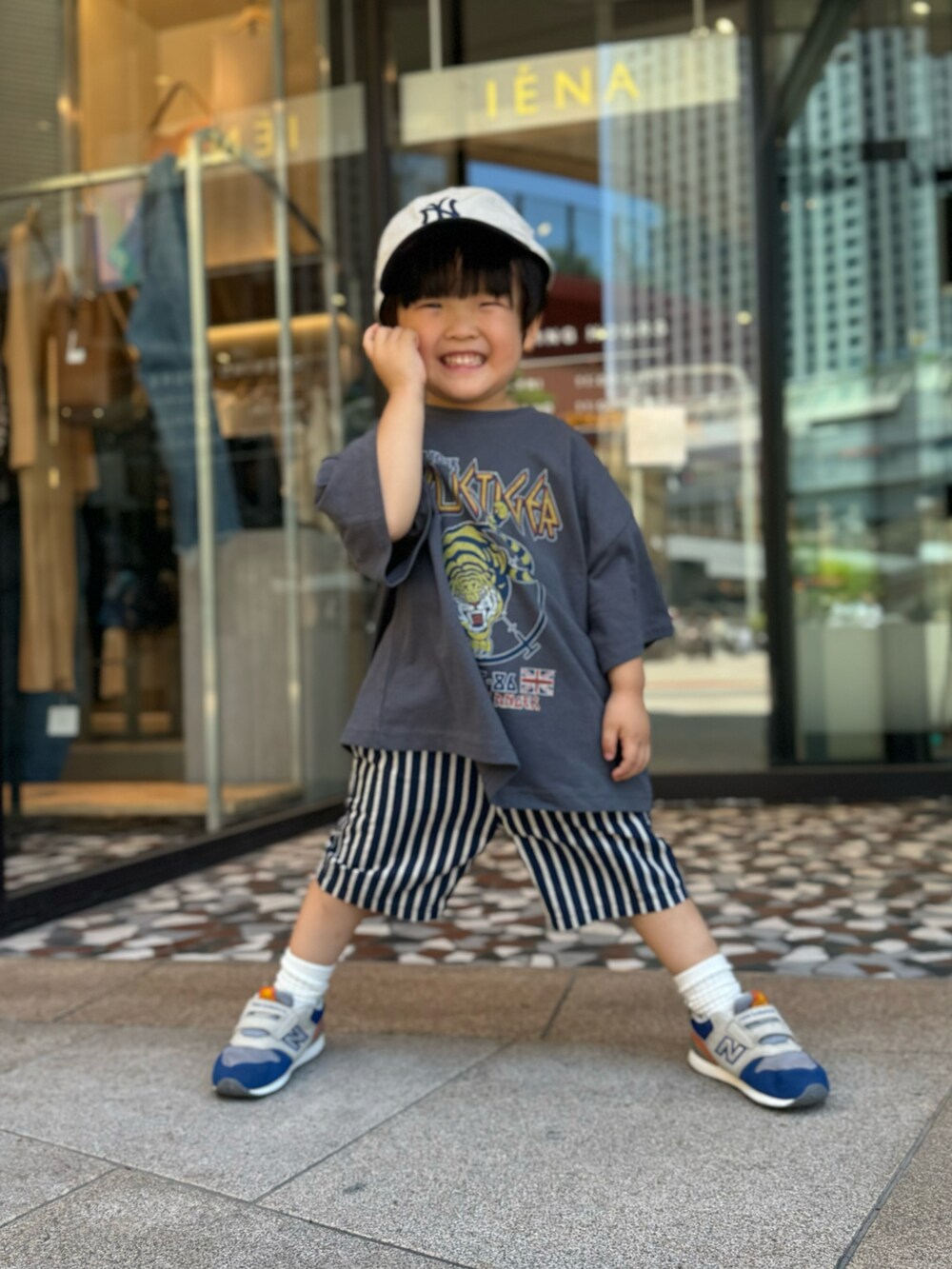 グレー系のTシャツ/カットソー、ブルー系のその他パンツ、その他のスニーカーを着用したキッズの夏コーディネートの2枚目の写真