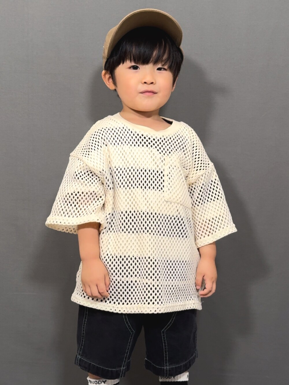 ホワイト系のTシャツ/カットソー、グレー系のTシャツ/カットソー、ブラック系のその他パンツを着用したキッズの夏コーディネートの5枚目の写真