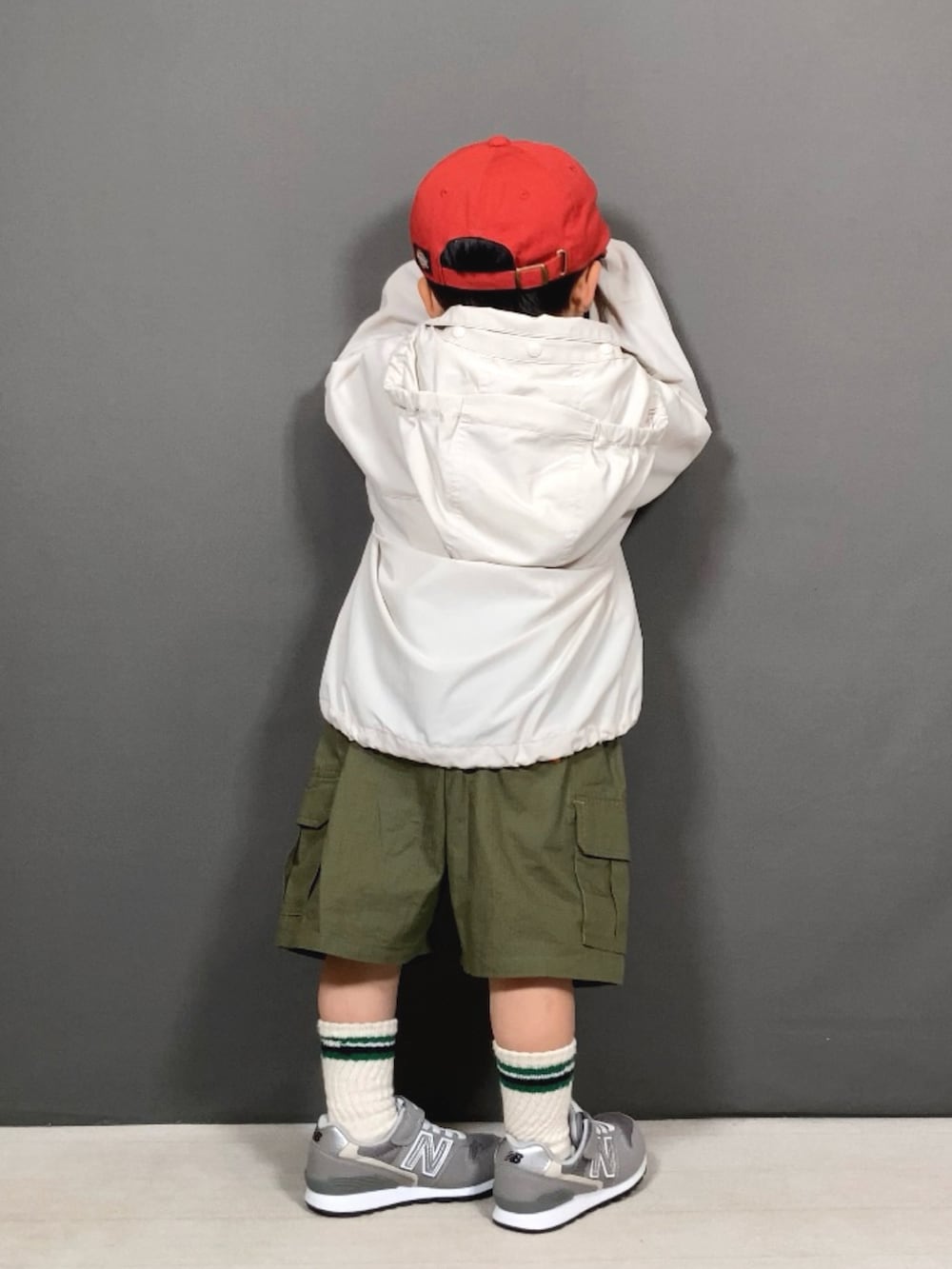 ホワイト系のジャケット/アウター、イエロー系のシャツ/ブラウス、グリーン系のカーゴパンツを着用したキッズの春コーディネートの5枚目の写真