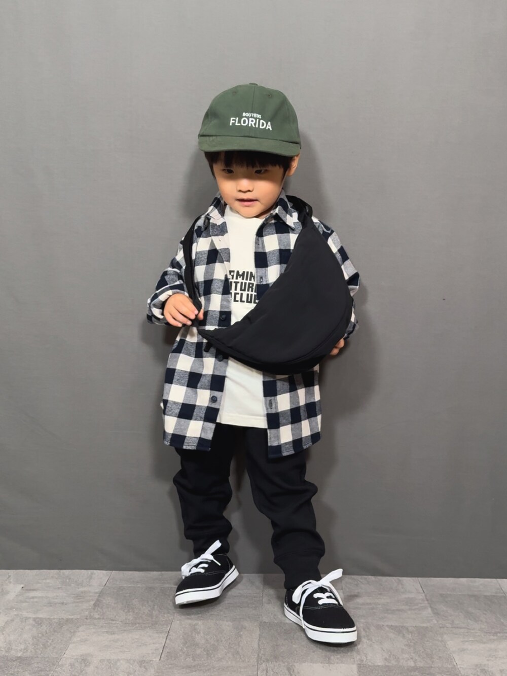 ホワイト系のシャツ/ブラウス、ホワイト系のTシャツ/カットソー、ブラック系のスウェットパンツを着用したキッズの秋コーディネートの4枚目の写真