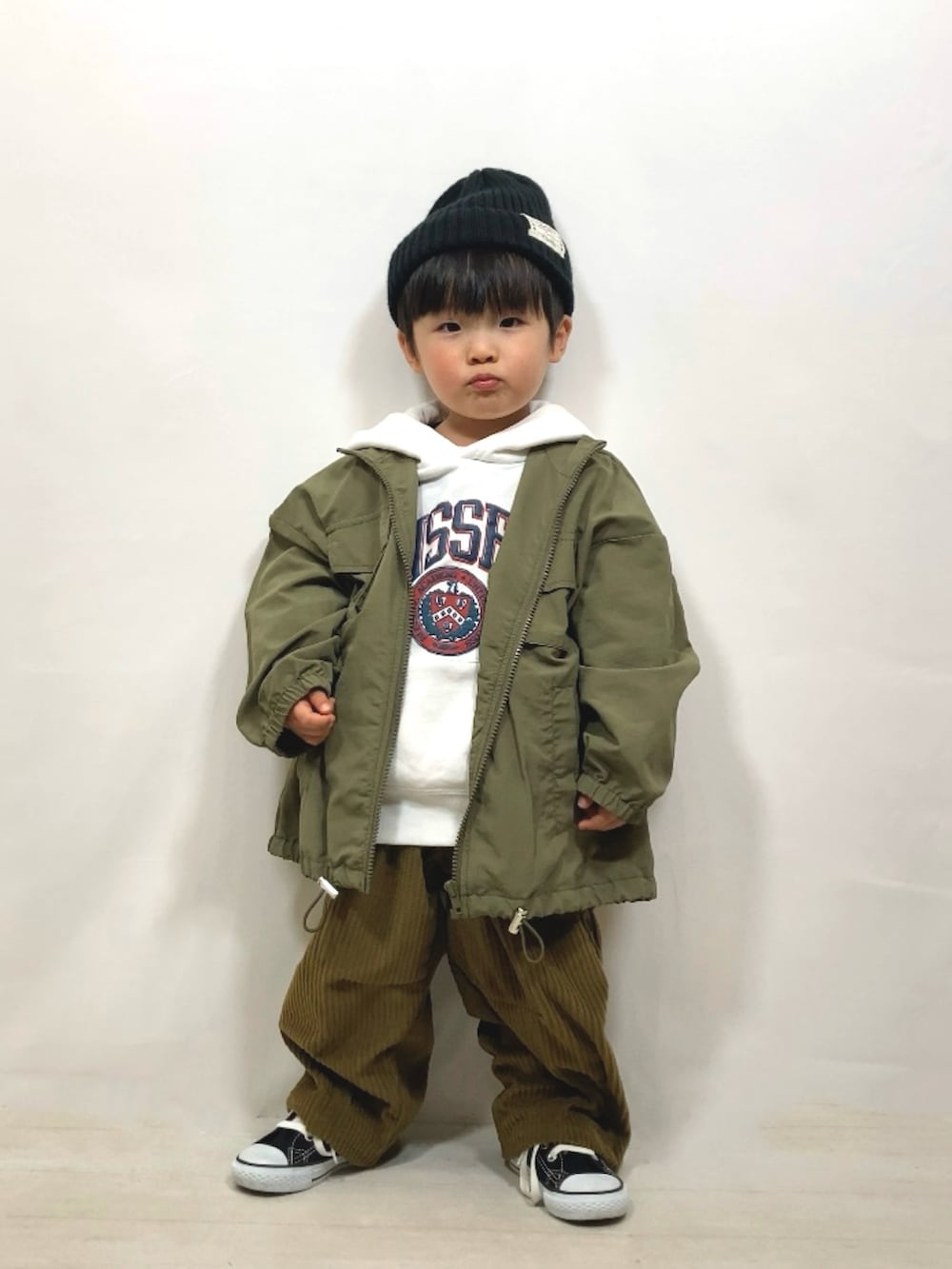 グリーン系のジャケット/アウター、ホワイト系のスウェット、グリーン系のその他パンツを着用したキッズの冬コーディネートの4枚目の写真