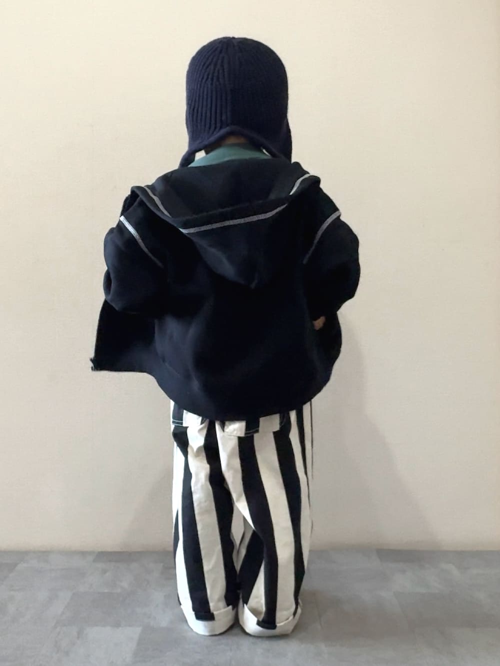 その他のその他パンツ、ブラック系のスニーカー、グリーン系のTシャツ/カットソーを着用したキッズの秋コーディネートの3枚目の写真