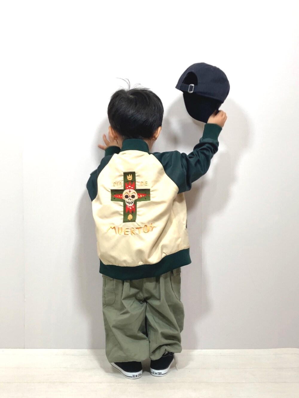「コンバース、カーゴパンツ、プチプラ、キャップ、bmingbybeams、ビーミングbyビームス、PR、モード、シンプルコーデ、いまどきジャケット写真、カラーパンツ、スニーカー、ベージュ、カジュアルコーデ、ストリート」｜「B:MING by BEAMSのB:MING by BEAMS /  スカジャン（100~150cm）（ブルゾン、グリーン系）」を使った、YU⭐︎さん（キッズ・90cm）の春コーディネートの4枚目の写真