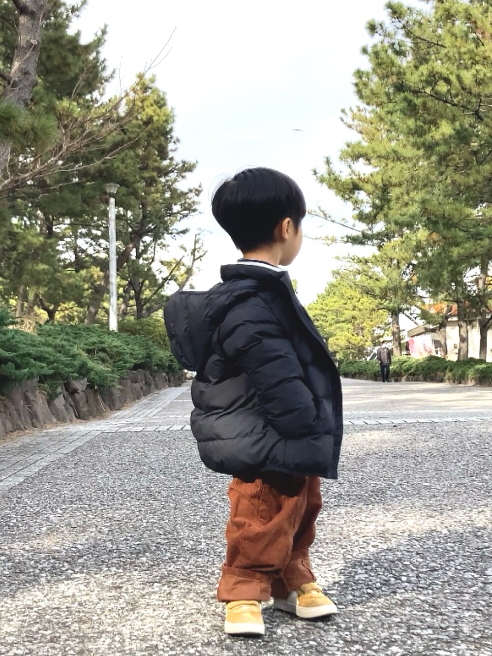ブラック系のダウンジャケット/コート、グレー系のスウェット、ブルー系のTシャツ/カットソーを着用したキッズの冬コーディネートの5枚目の写真