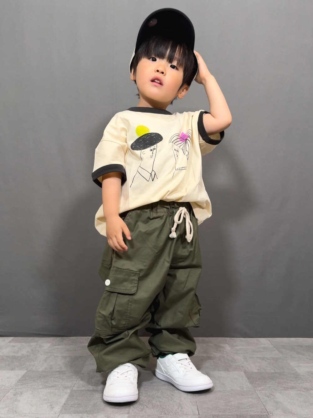 ホワイト系のTシャツ/カットソー、グリーン系のカーゴパンツ、ベージュ系のショルダーバッグを着用したキッズの夏コーディネートの5枚目の写真