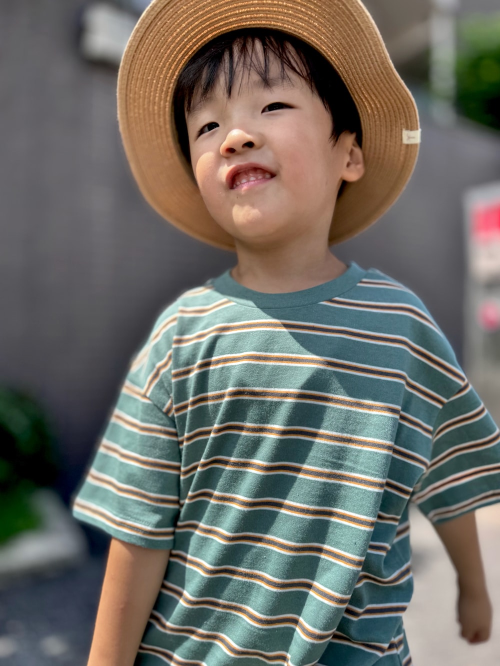 ブラウン系のその他パンツ、グリーン系のTシャツ/カットソー、ブラック系のサンダルを着用したキッズの夏コーディネートの3枚目の写真