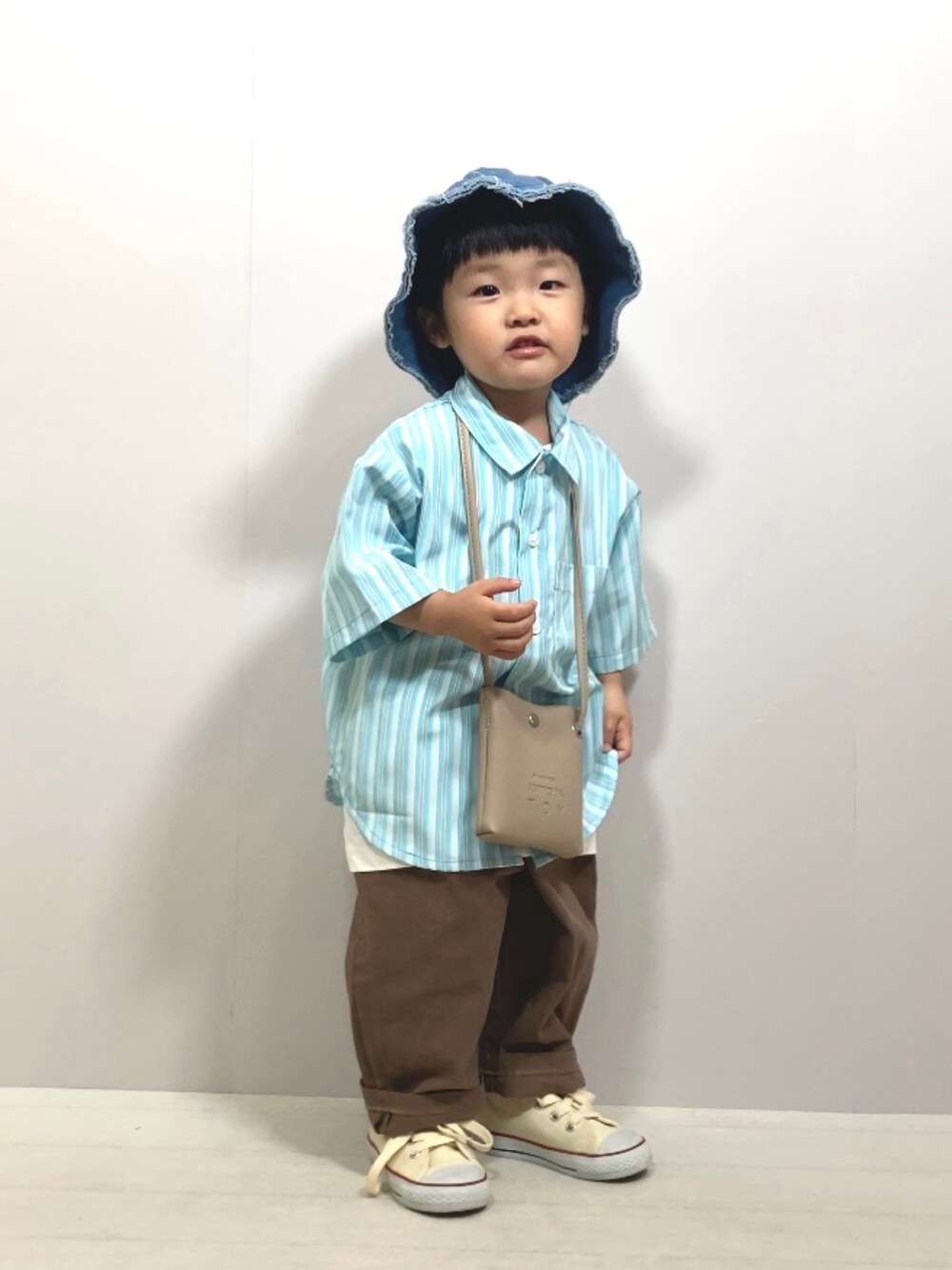 「シャツスタイル、ショルダーバッグ、スニーカー、古着MIX、韓国子供服、バケットハット、デニム、ストリート、お出かけコーデ、休日スタイル、夏コーデ、淡色コーデ、フェススタイル、柄シャツ、カラーパンツ」｜「PAIRMANON STREETの【PAIRMANON STREET】マルチストライプ半袖シャツ（シャツ/ブラウス、ブルー系）」を使った、YU⭐︎さん（キッズ・90cm）の夏コーディネートの3枚目の写真