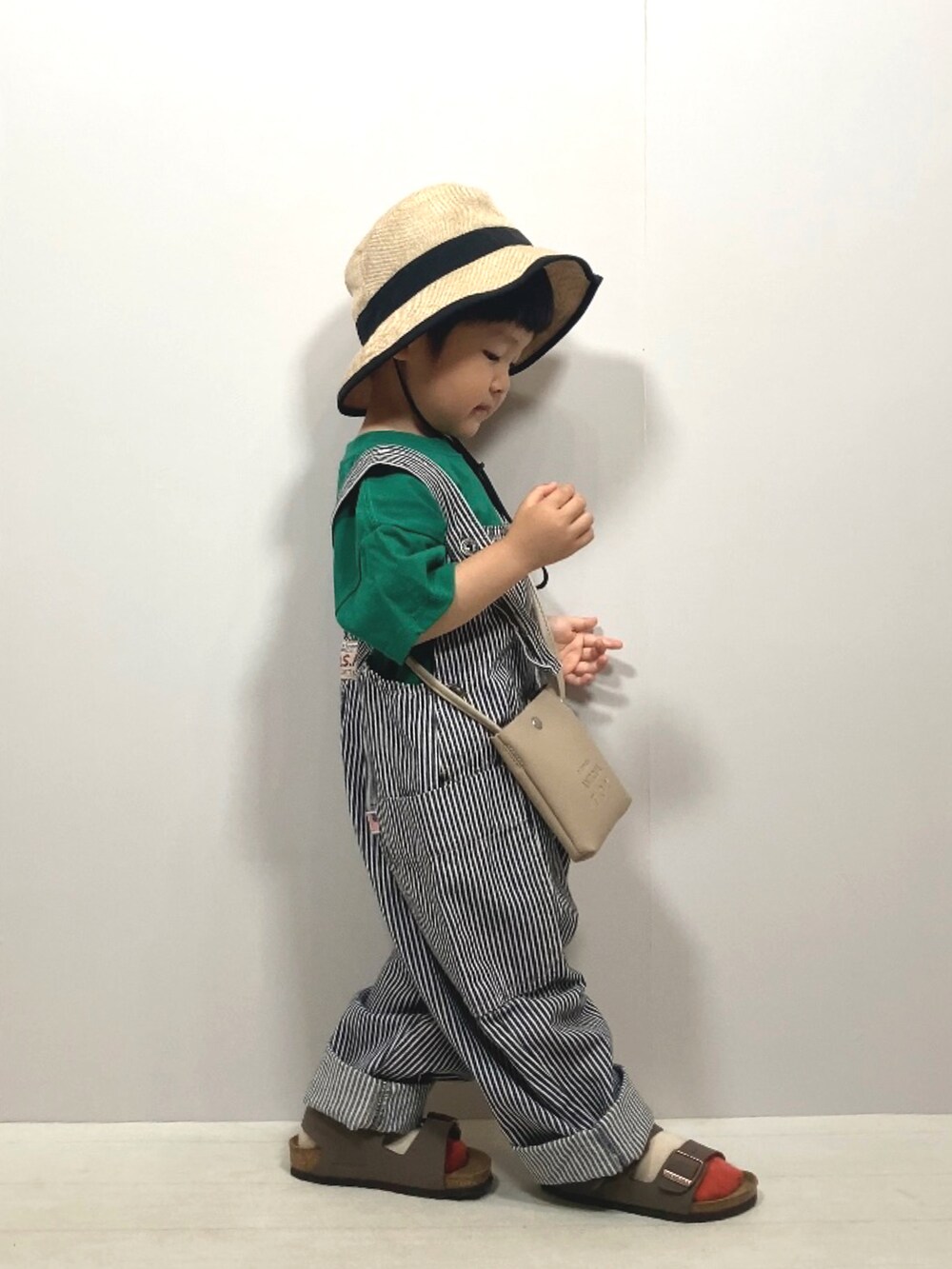 グリーン系のTシャツ/カットソー、その他のサロペット/オーバーオール、ベージュ系のショルダーバッグを着用したキッズの夏コーディネートの4枚目の写真