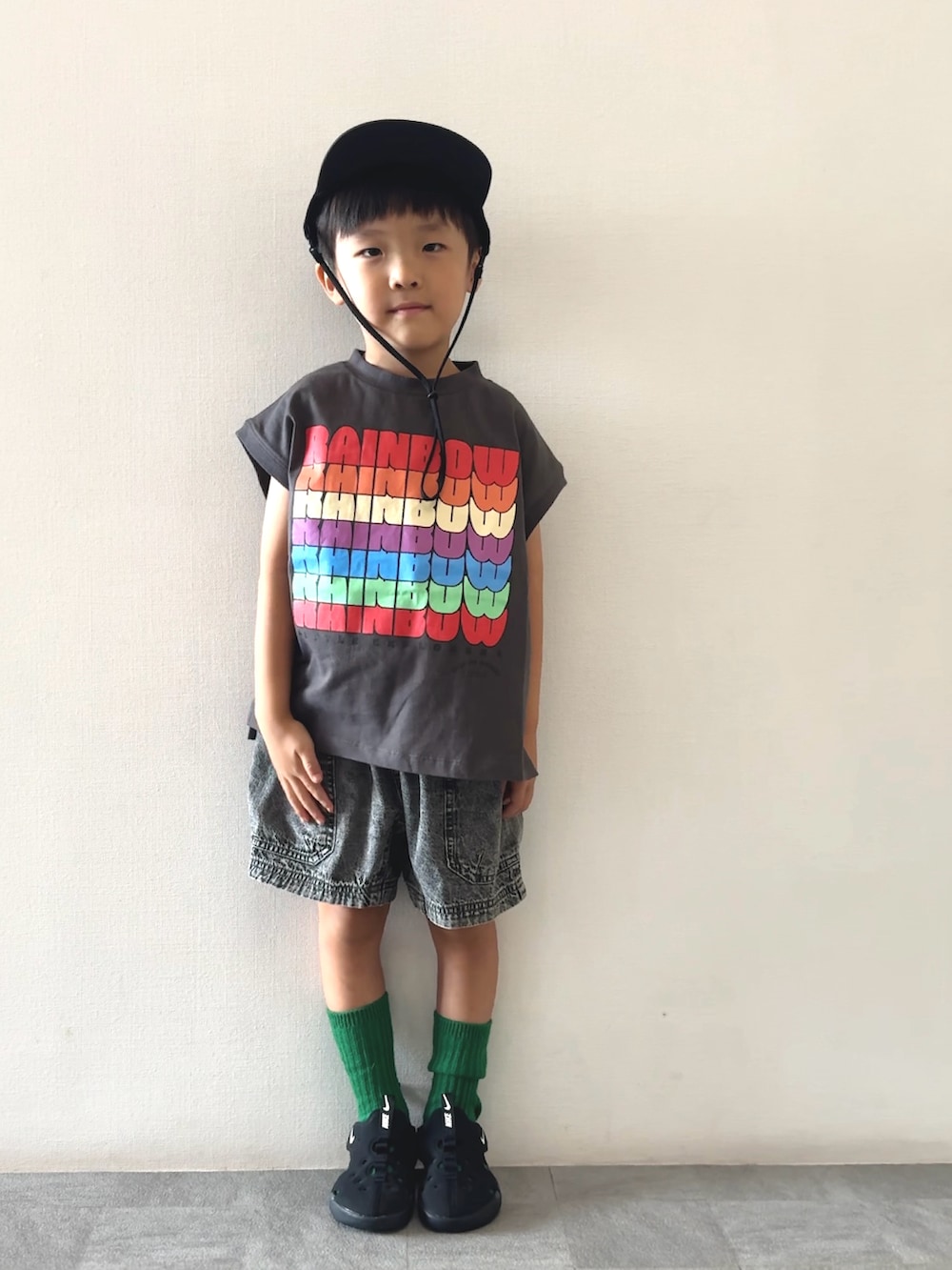 グレー系のTシャツ/カットソー、ブラック系のサンダル、ブラック系のデニムパンツを着用したキッズの夏コーディネートの2枚目の写真