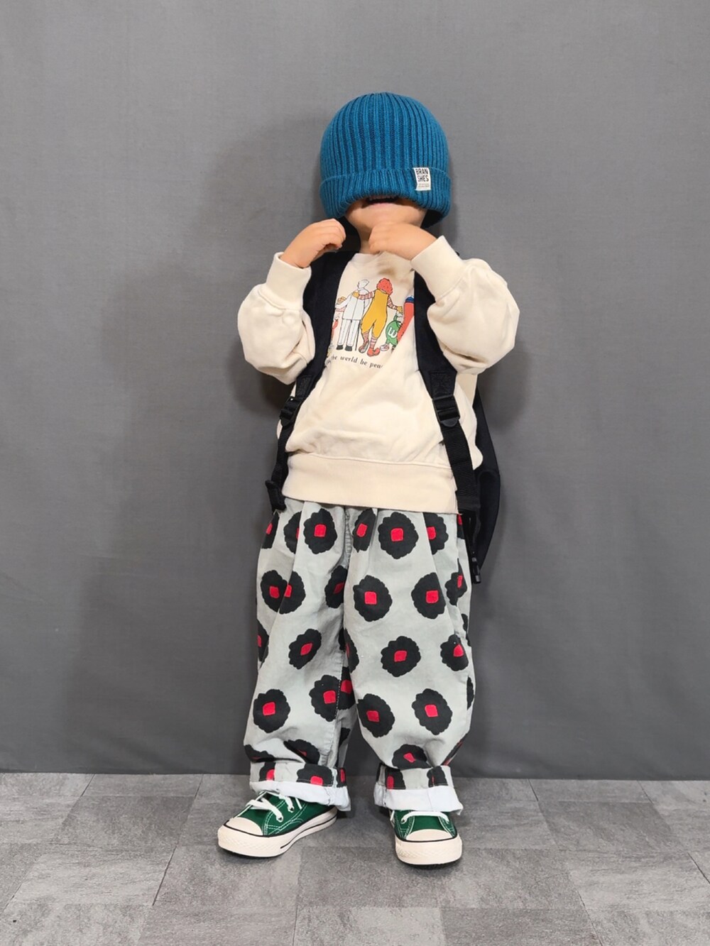 ベージュ系のスウェット、グレー系のその他パンツ、ブラック系のバックパック/リュックを着用したキッズの秋コーディネートの4枚目の写真