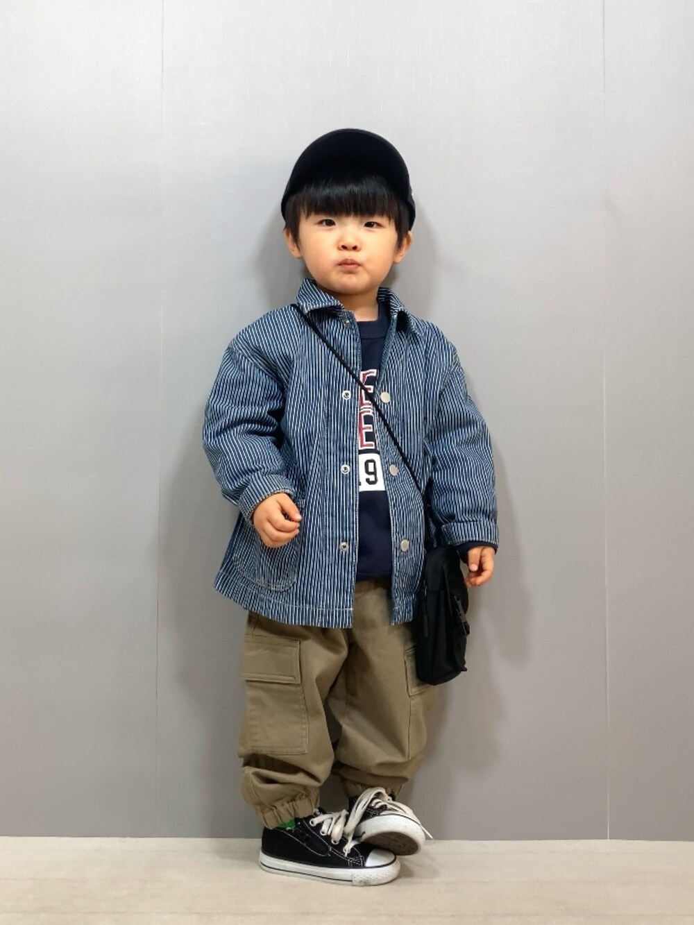 ブルー系のジャケット/アウター、ブルー系のスウェット、ベージュ系のパンツを着用したキッズの冬コーディネートの2枚目の写真