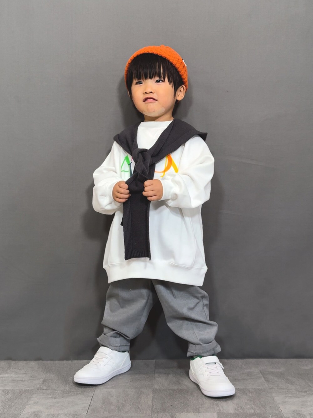 「秋コーデ、パステルカラー、秋服準備はじめました、スラックス、マフラー、ロゴスウェット、スニーカー、ニット帽、スポーツミックス、お出かけコーデ、休日スタイル、レイヤードスタイル、韓国子供服、秋っぽコーデ更新中、淡色コーデ」｜「LOWRYS FARMのアソートＢＩＧウラケプルオーバー　142436（スウェット、ホワイト系）」を使った、YU⭐︎さん（キッズ・90cm）の秋コーディネートの5枚目の写真