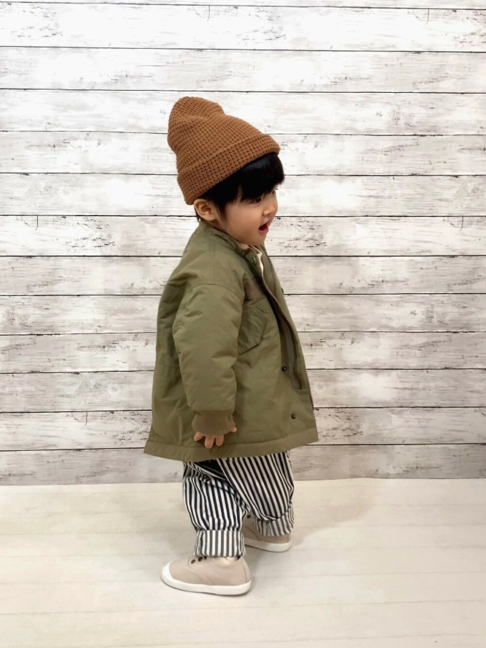 「コート、アウター、シンプルコーデ、ニット帽、スリッポン、スウェット、プチプラ、ワントーンコーデ、韓国子供服、モッズコート、カーキ、秋冬コーデ」｜「MAKE YOUR DAYのM-65モッズコート■80～140cm（ダウンジャケット/コート、ベージュ系）」を使った、YU⭐︎さん（キッズ・80cm）の秋コーディネートの3枚目の写真