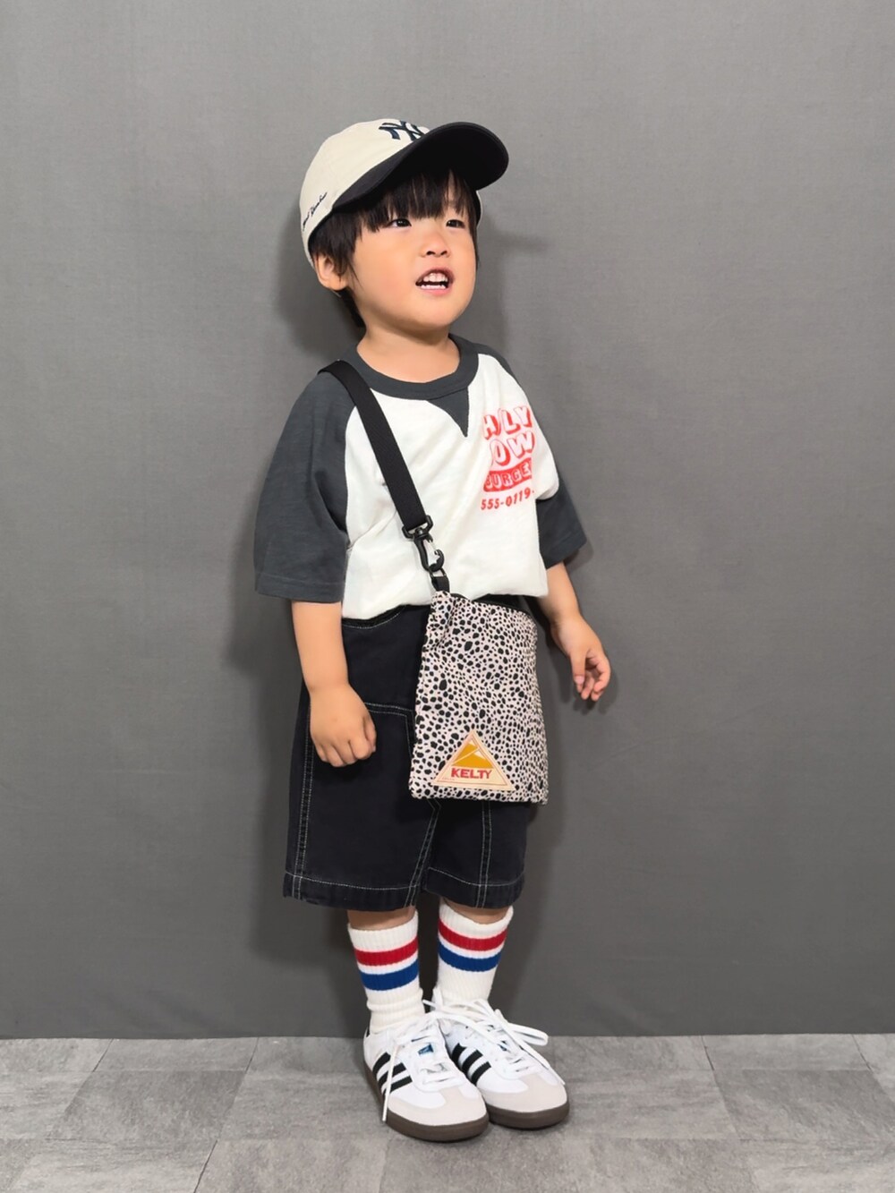 ブラック系のTシャツ/カットソー、ブラック系のその他パンツ、ベージュ系のショルダーバッグを着用したキッズの夏コーディネートの3枚目の写真