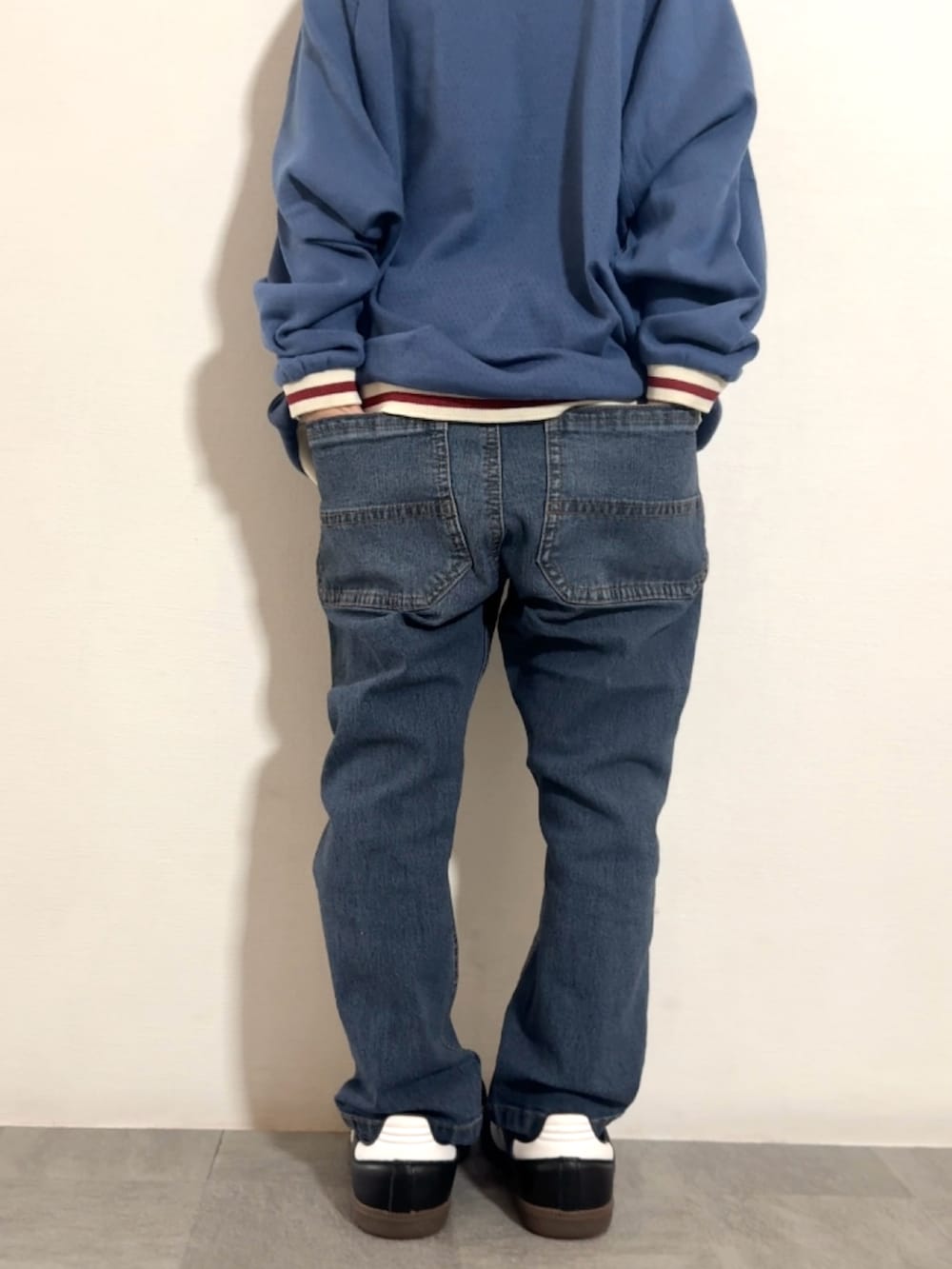 ブラック系のスニーカー、ブルー系のTシャツ/カットソー、ブルー系のその他パンツを着用したキッズの秋コーディネートの5枚目の写真