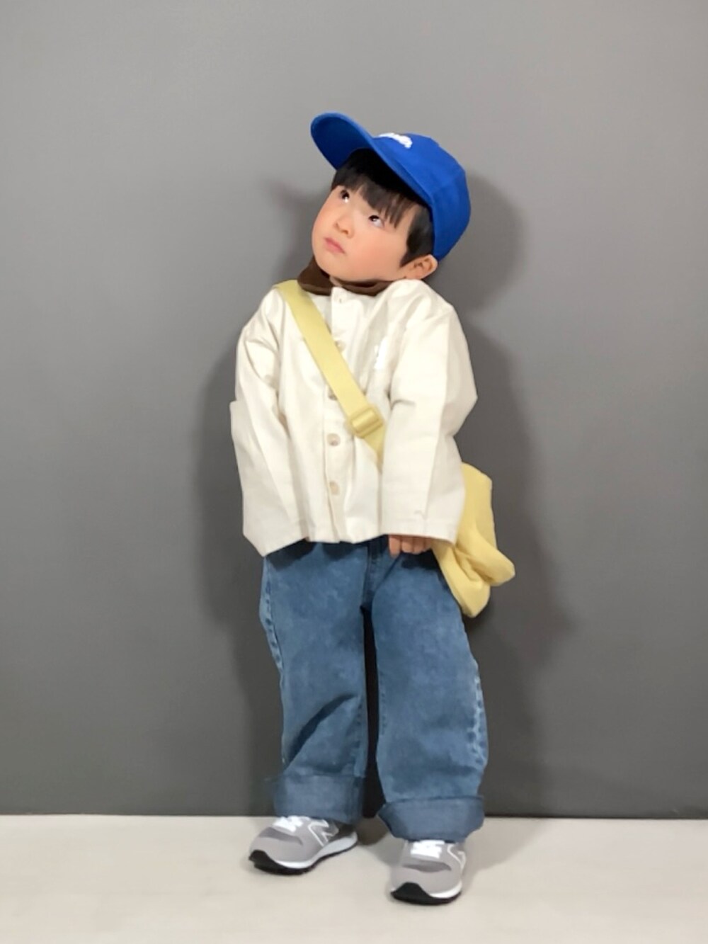 ホワイト系のジャケット/アウター、ホワイト系のTシャツ/カットソー、ブルー系のデニムパンツを着用したキッズの春コーディネートの2枚目の写真